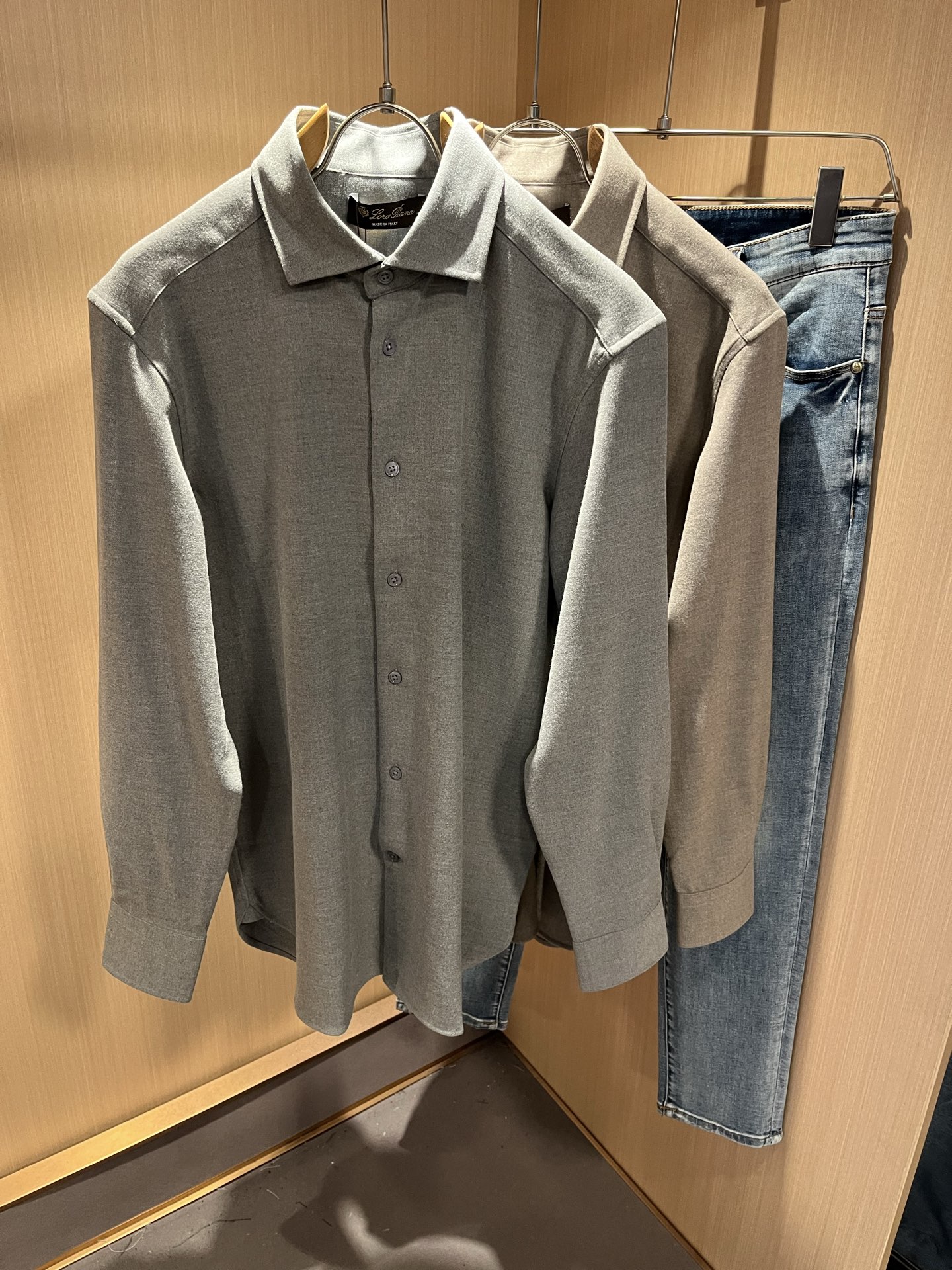 NO:516635,Loro Piana Nouyou Pianya 2025 autumn and winter men's shirt, the latest trade orders and all the quality!  !  Internet celebrity style!  The upper body is comfortable and breathable, not stiff, and the overall three-dimensional feeling is rich, with quality export orders, customized exclusive wool-blend fabric tailoring to meet the simple needs of commuters for dressing. The upper body is very effective, it looks slim and not picky about the figure. The fabric workmanship... Improper, good craftsmanship can make you look good and tasteful, a must-have item for everyone!  Size M-4XL, loro piana, alexander wang19860909Loro Piana诺悠翩雅 2025秋冬男士衬衣,最新的贸易订单全品相！！网红款！上身舒适透气,不僵硬,整体有着丰富的立体感,品质出口订单,定制专属羊毛混纺面料剪裁,满足通勤人们对于着装的简约需求,上身效果很好,显瘦,不挑剔身材.面料做工....无可挑剔,好工艺好面料才能穿出好品味一款,人手必备单品！尺码M-4XL,,loro piana,alexander wang,Men's clothing