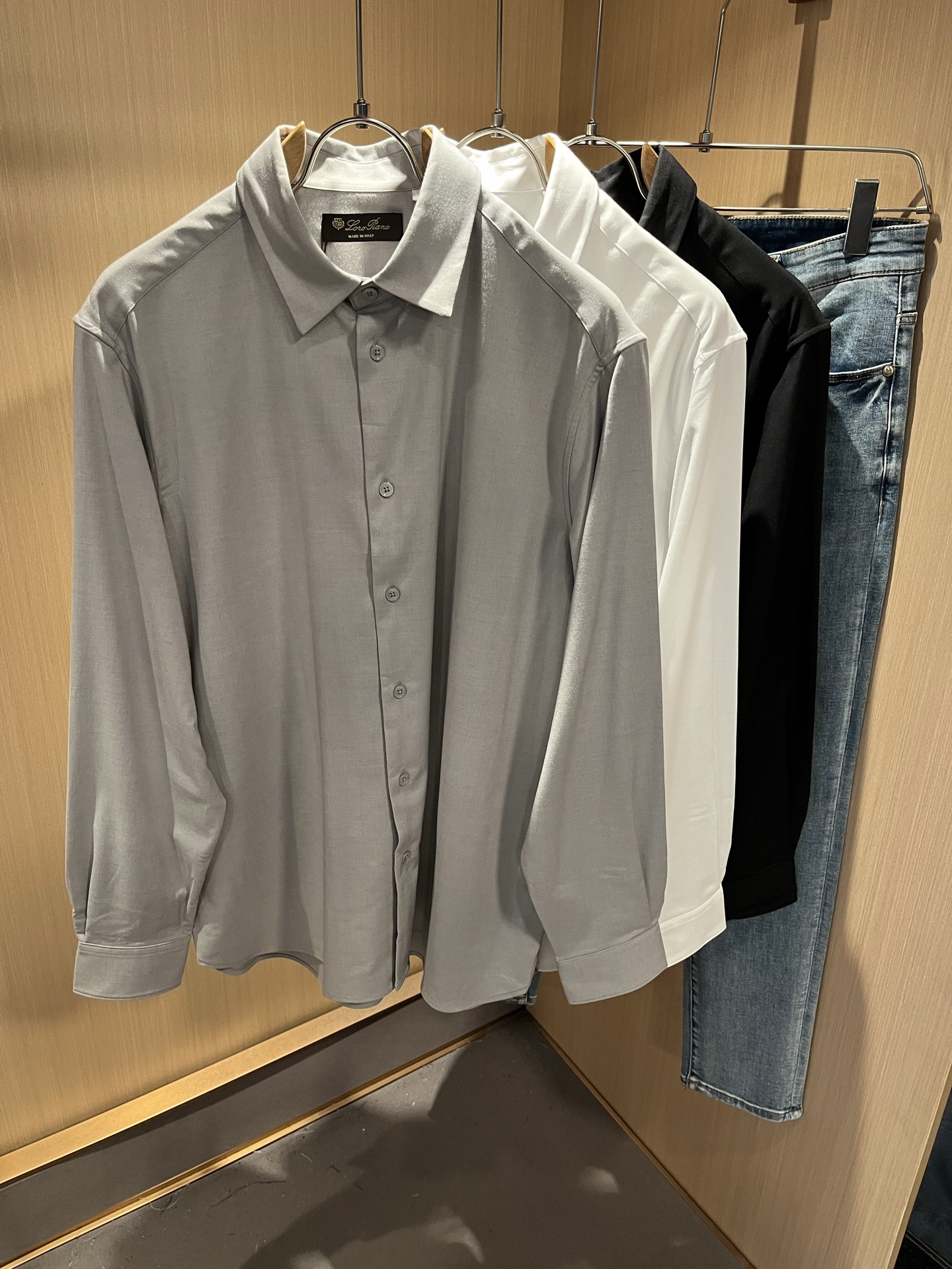 NO:515145,Loro Piana Nouyou Pianya 2025 autumn and winter men's shirt, the latest trade orders and all the quality!  !  Internet celebrity style!  The upper body is comfortable and breathable, not stiff, and the overall three-dimensional feeling is rich. Quality export orders, customized exclusive poplin cotton fabric tailoring to meet the simple needs of commuters for dressing. The upper body is very effective, slim and not picky about the figure. The fabric workmanship... Improper, only good craftsmanship can make you feel good and tasteful. A must-have item for everyone!  Size M-4XL, loro piana, alexander wang19860909Loro Piana诺悠翩雅 2025秋冬男士衬衣,最新的贸易订单全品相！！网红款！上身舒适透气,不僵硬,整体有着丰富的立体感,品质出口订单,定制专属府绸棉面料剪裁,满足通勤人们对于着装的简约需求,上身效果很好,显瘦,不挑剔身材.面料做工....无可挑剔,好工艺好面料才能穿出好品味一款,人手必备单品！尺码M-4XL,,loro piana,alexander wang,Men's clothing