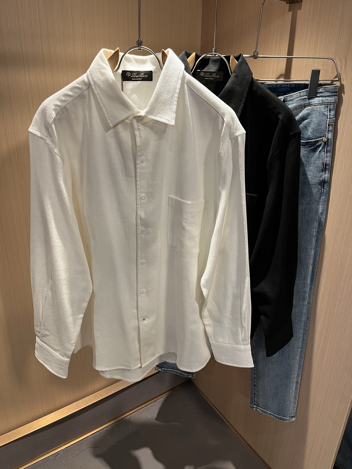 NO:515143,Loro Piana Nouyou Pianya 2025 autumn and winter men's shirt, the latest trade orders and all the quality!  !  Internet celebrity style!  The upper body is comfortable and breathable, not stiff, and the overall three-dimensional feeling is rich. Quality export orders, customized exclusive pure cotton fabric tailoring to meet the simple needs of commuters for dressing. The upper body is very effective, slim and not picky about the figure. The fabric workmanship... Improper, only good craftsmanship can make you feel good and tasteful. A must-have item for everyone!  Size M-3XL, loro piana, alexander wang19860909Loro Piana诺悠翩雅 2025秋冬男士衬衣,最新的贸易订单全品相！！网红款！上身舒适透气,不僵硬,整体有着丰富的立体感,品质出口订单,定制专属纯棉面料剪裁,满足通勤人们对于着装的简约需求,上身效果很好,显瘦,不挑剔身材.面料做工....无可挑剔,好工艺好面料才能穿出好品味一款,人手必备单品！尺码M-3XL,,loro piana,alexander wang,Men's clothing