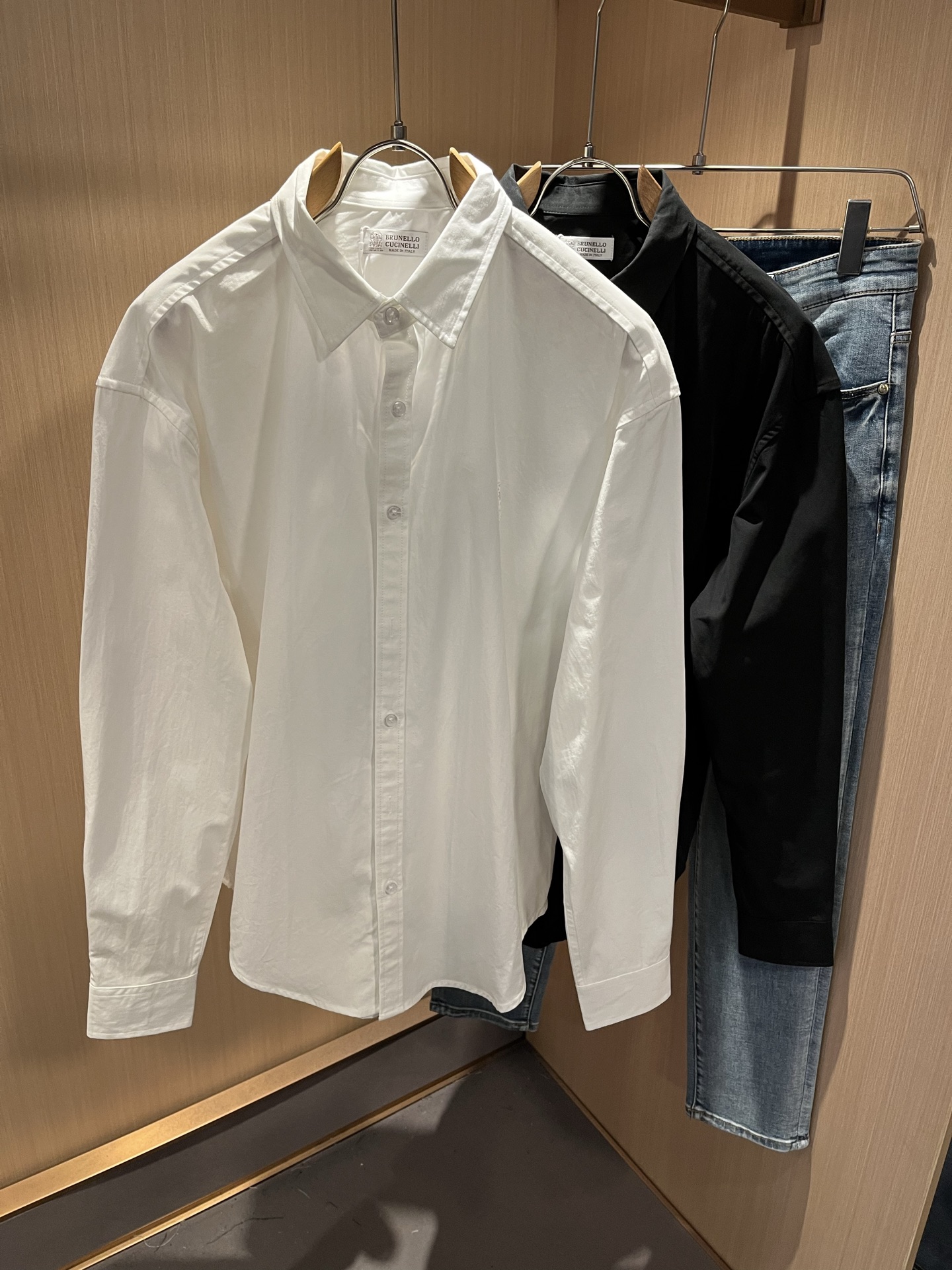 NO:515150,BC-Brunello Cucineli 2025 autumn and winter new men's long-sleeved shirt, a fashionable and versatile item that many celebrities love to wear!  Friends who like classic and simple must not miss this one!  The calm and atmospheric brand style has always been favored by the upper class! It is also the best choice for fashionable items!  The upper body is so handsome, highly recommended!  !  !  In addition to its own brand added value, the biggest attraction of this shirt is that this shirt has a high cost-effectiveness in terms of color matching and material!  Customized original exclusive poplin cotton design!  Environmentally friendly washing, customized fabric, pre-shrinkage treatment to ensure a crisp style, the fabric feels super soft and smooth and sweat-absorbing!  The wash water does not deform, the feel is comfortable and smooth, the upper body is soft and comfortable, the classic fashionable lapel design is simple and not complicated, and it is very pleasing to the eye!  S-XL, brunello cucinelli, alexander wang19860909BC-Brunello Cucineli 2025秋冬新款男士长袖衬衣,众多明星都爱穿的时尚百搭单品！喜欢经典简约的朋友,一定不能错过了这款！沉稳大气的品牌风格一直以来备受上层人士的青睐!也是时尚单品的不二之选！ 上身帅到爆了,强烈推荐！！！这件衬衣最大的吸引力除了他本身的品牌附加值,更加肯定的是这款衬衣无论在颜色搭配还是材质上都有很高的性价比！ 定制原版专属府绸棉材质设计！环保水洗,定制面料,预缩处理,确保版型的挺括,面料手感超柔顺滑又吸汗！洗水不变形,手感舒适顺滑,上身柔和舒适,经典的时尚翻领设计,精简不繁,很是耐看！码数S-XL,,brunello cucinelli,alexander wang,Men's clothing