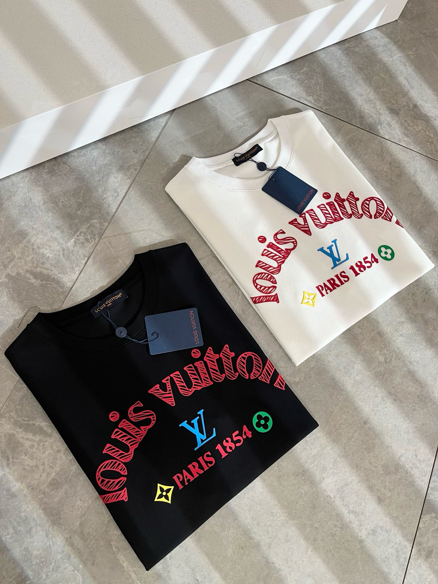 LouisVuitt*路易*登 2025春夏全新系列单品上线，非常时髦前卫的一款男女同款短袖T恤，标识l