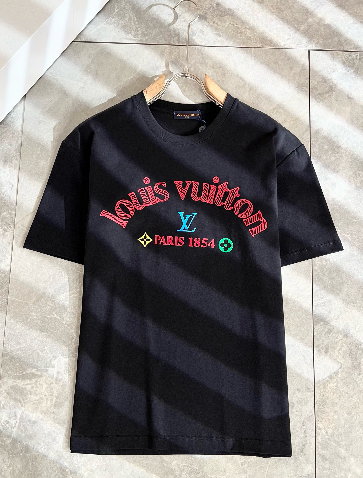 LouisVuitt*路易*登 2025春夏全新系列单品上线，非常时髦前卫的一款男女同款短袖T恤，标识l