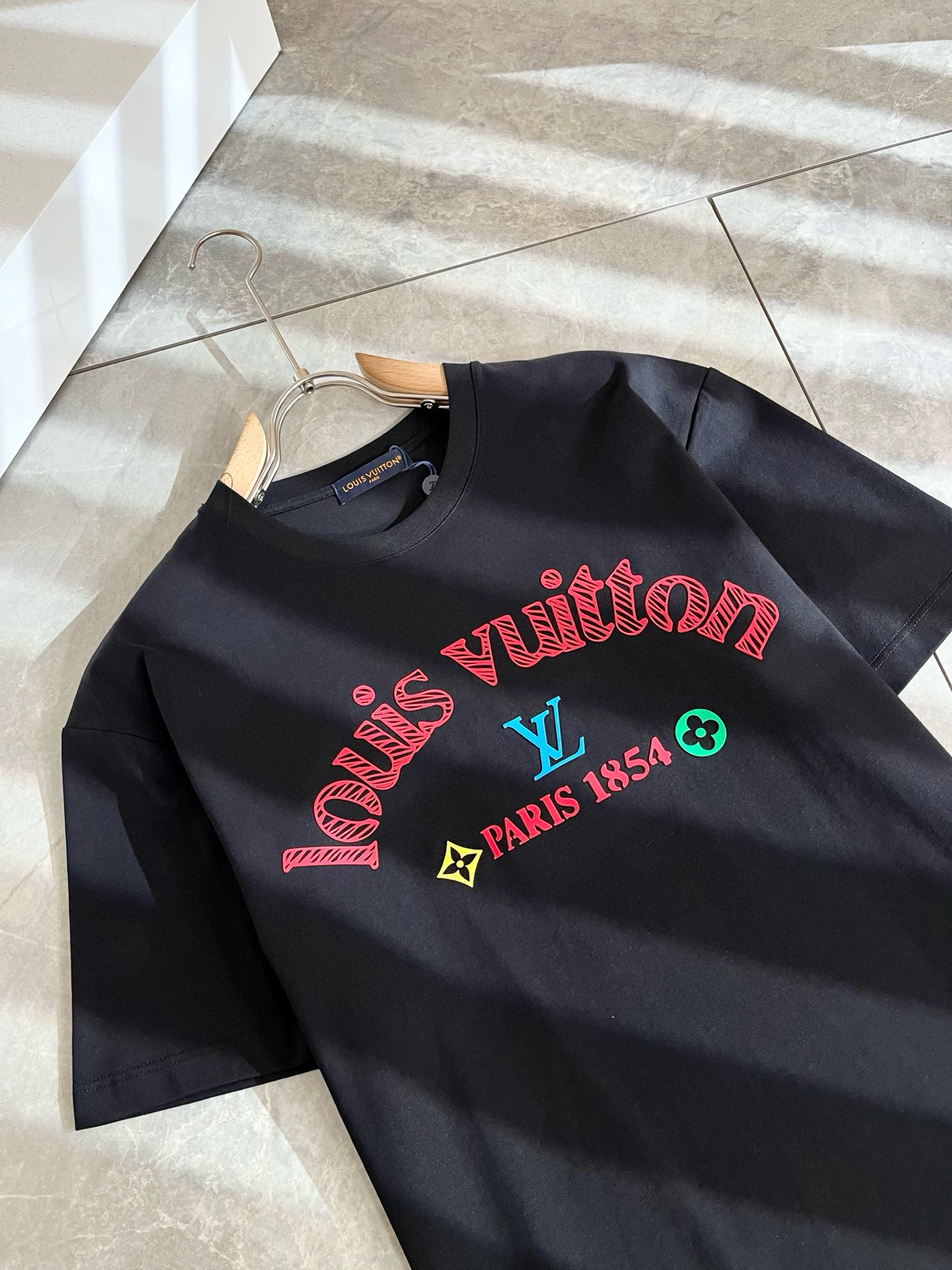 LouisVuitt*路易*登 2025春夏全新系列单品上线，非常时髦前卫的一款男女同款短袖T恤，标识l