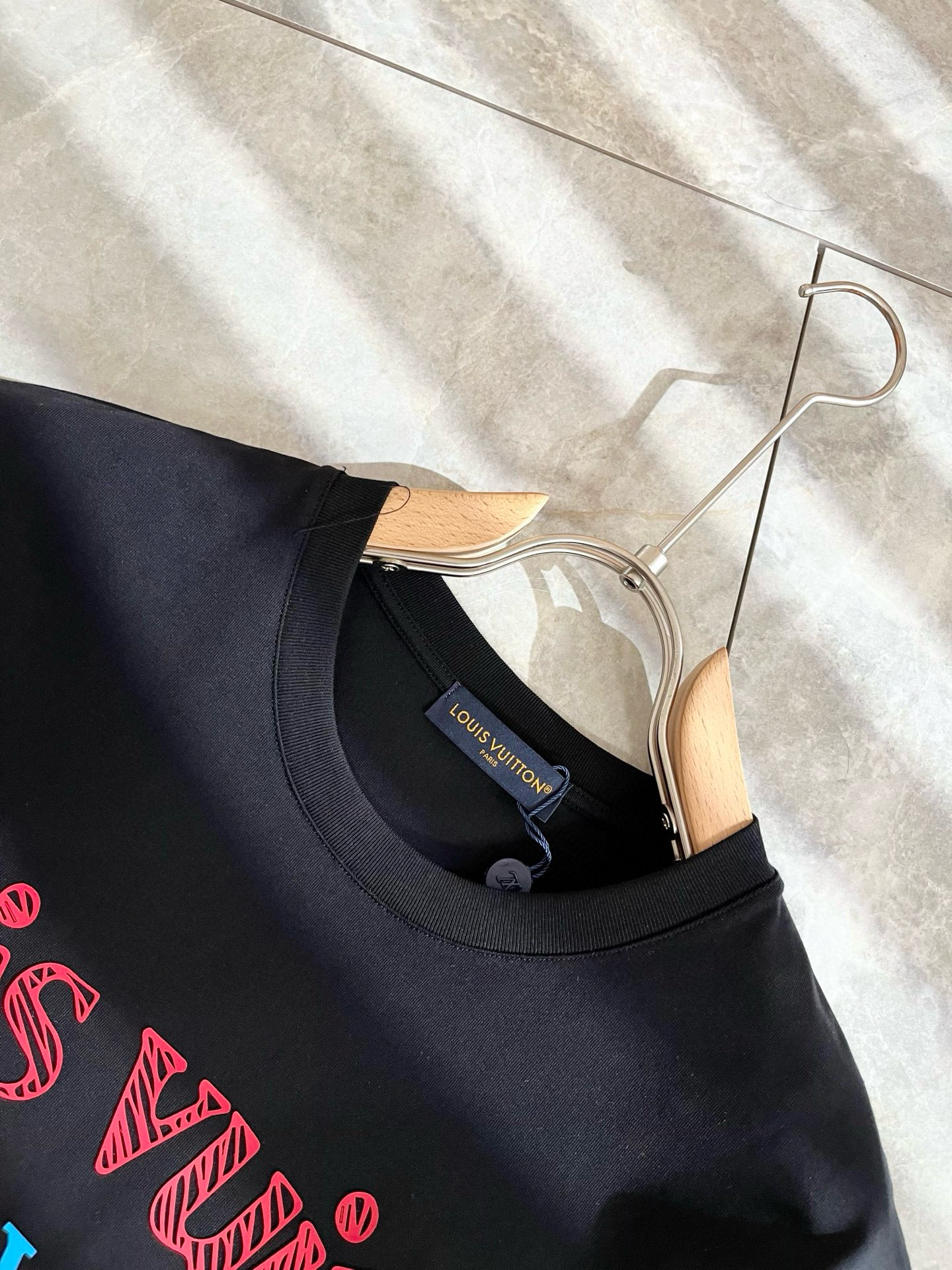 LouisVuitt*路易*登 2025春夏全新系列单品上线，非常时髦前卫的一款男女同款短袖T恤，标识l