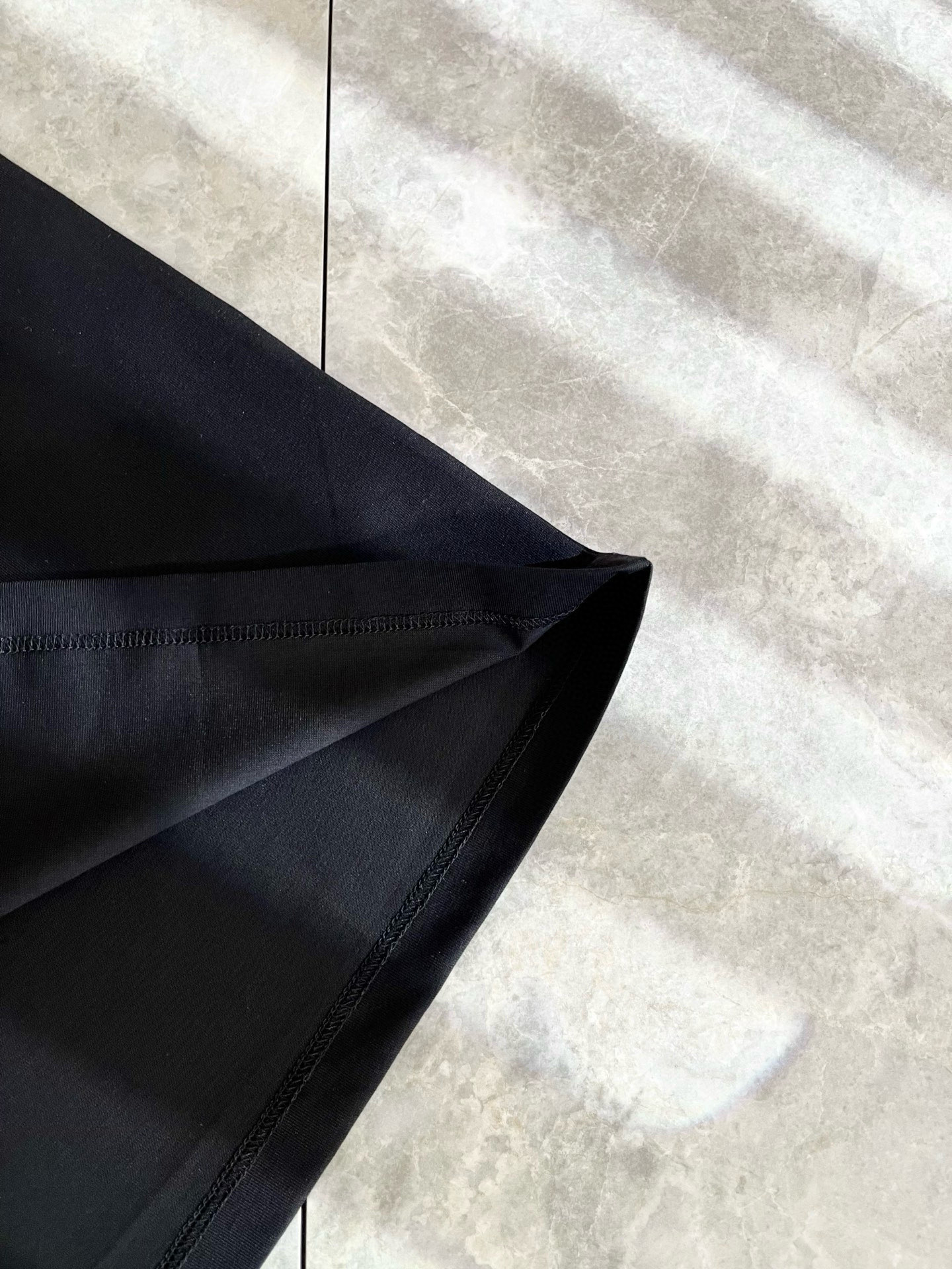 LouisVuitt*路易*登 2025春夏全新系列单品上线，非常时髦前卫的一款男女同款短袖T恤，标识l