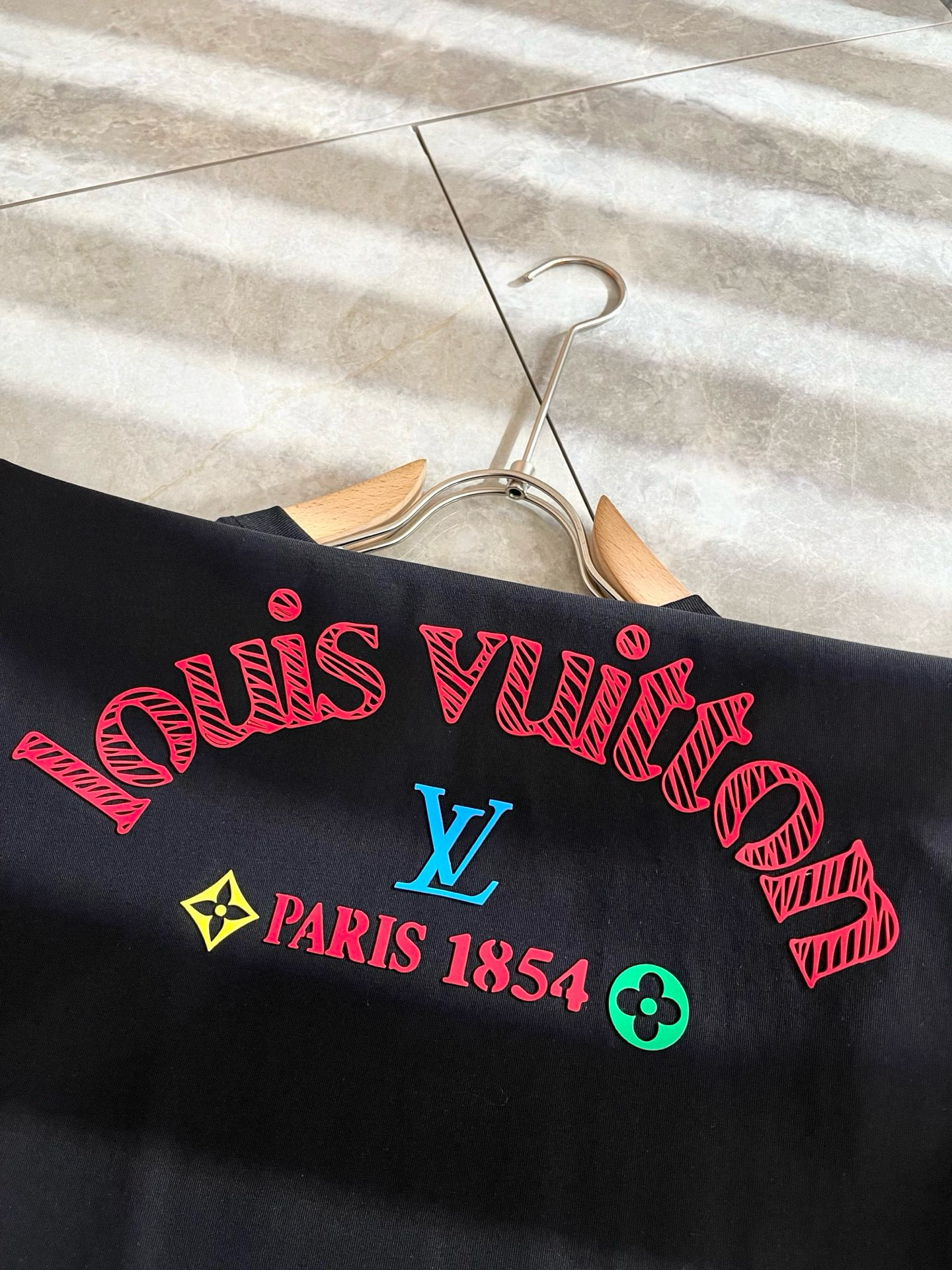 LouisVuitt*路易*登 2025春夏全新系列单品上线，非常时髦前卫的一款男女同款短袖T恤，标识l