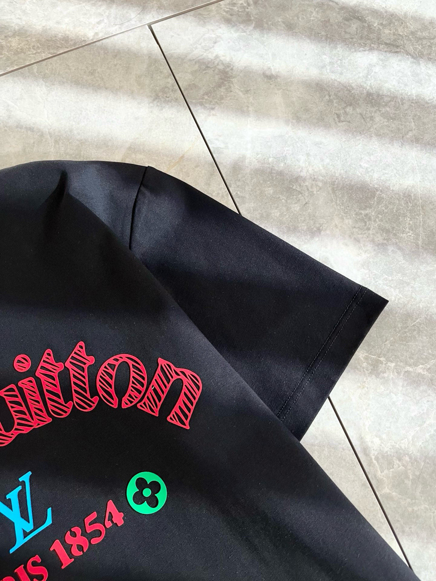 LouisVuitt*路易*登 2025春夏全新系列单品上线，非常时髦前卫的一款男女同款短袖T恤，标识l