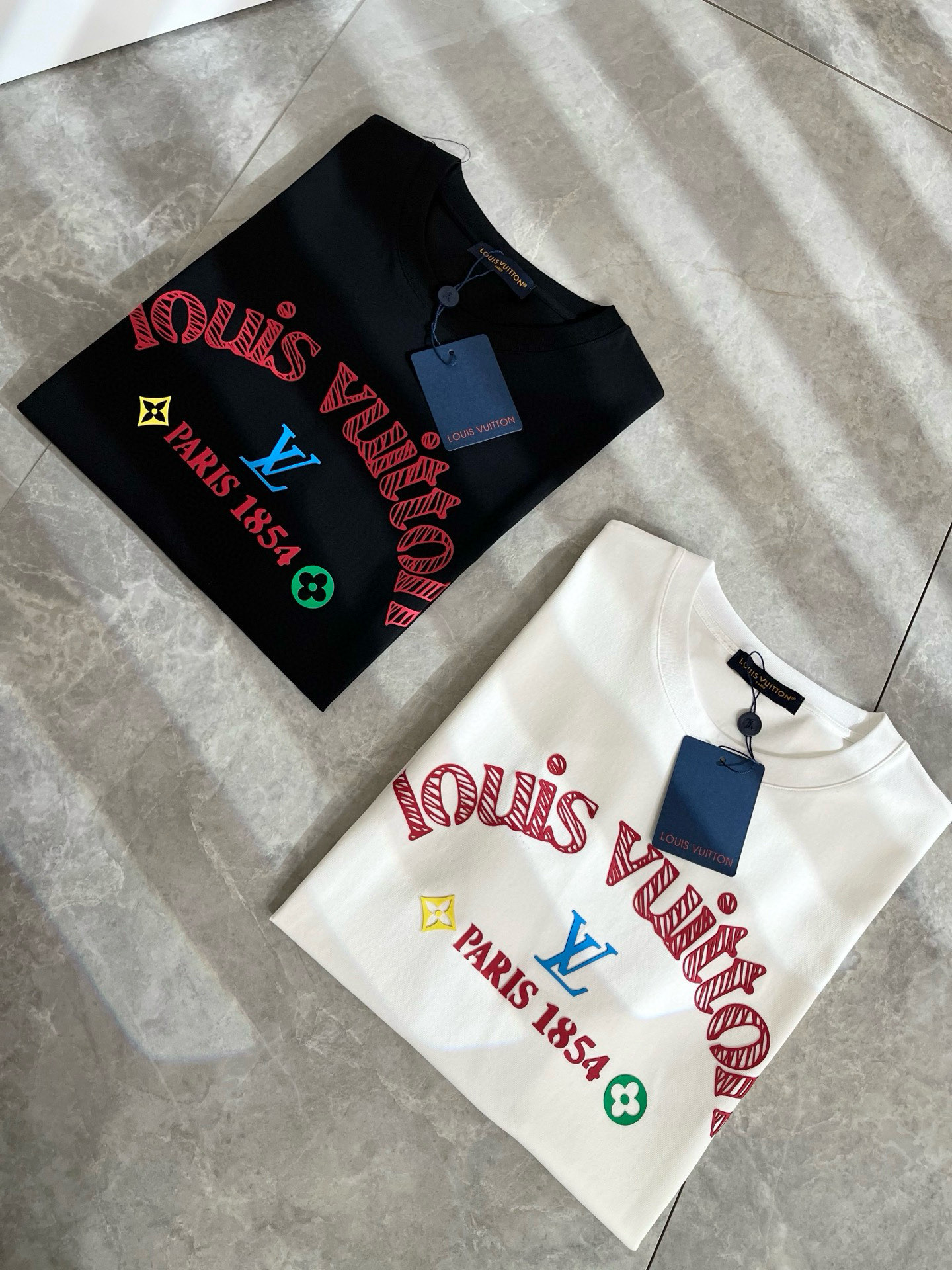 LouisVuitt*路易*登 2025春夏全新系列单品上线，非常时髦前卫的一款男女同款短袖T恤，标识l