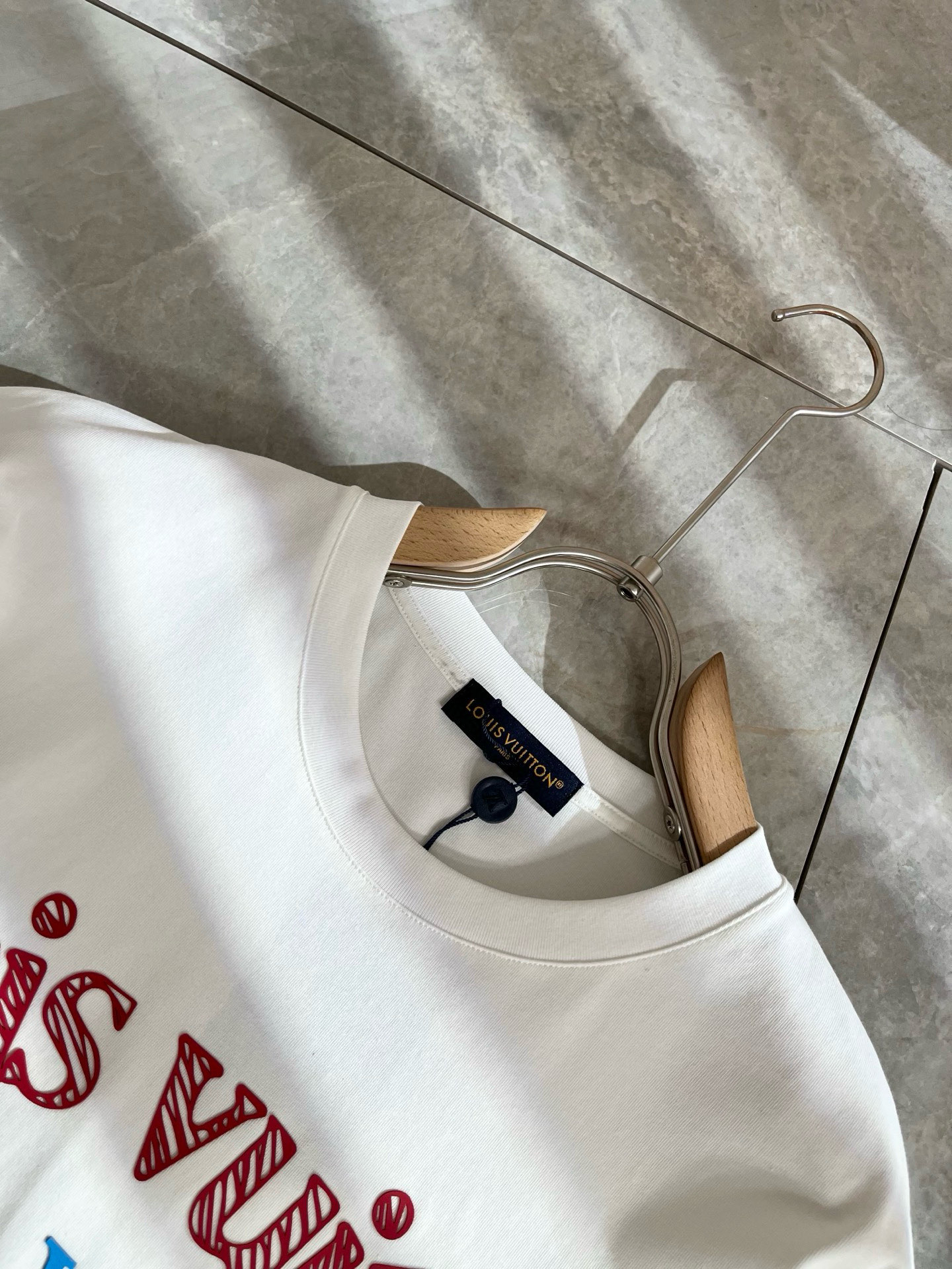 LouisVuitt*路易*登 2025春夏全新系列单品上线，非常时髦前卫的一款男女同款短袖T恤，标识l