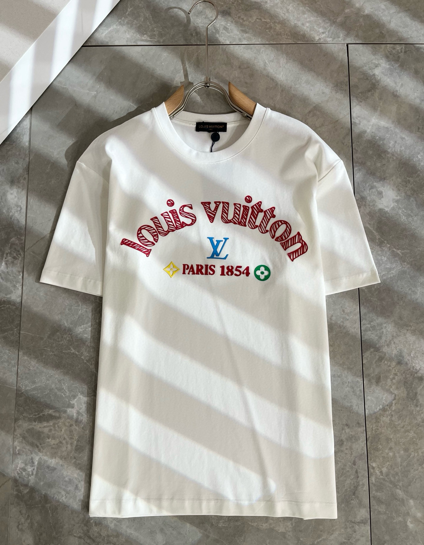 LouisVuitt*路易*登 2025春夏全新系列单品上线，非常时髦前卫的一款男女同款短袖T恤，标识l