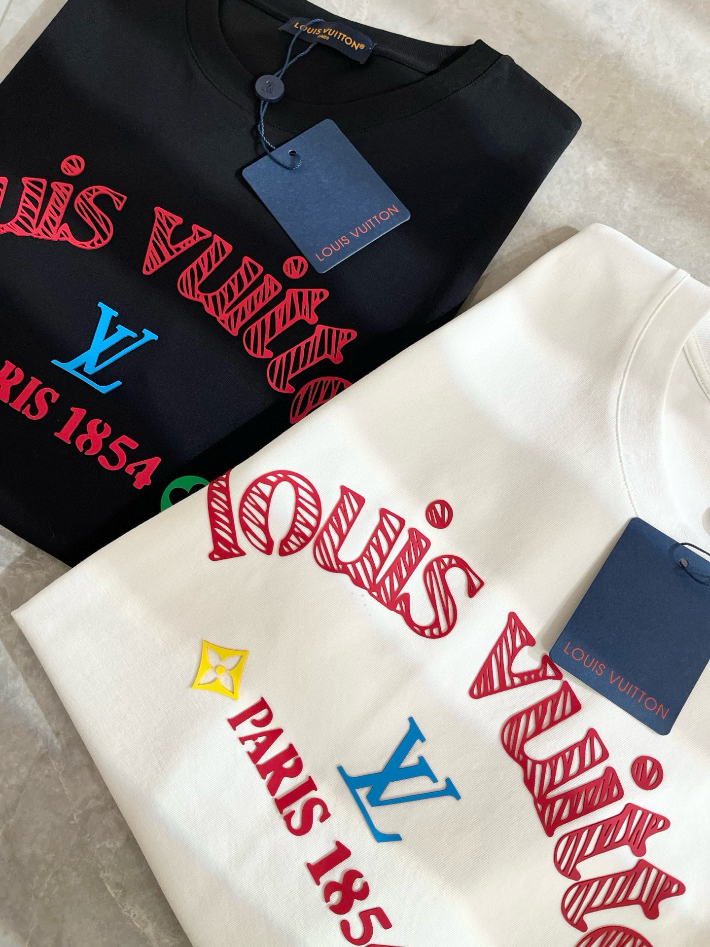 LouisVuitt*路易*登 2025春夏全新系列单品上线，非常时髦前卫的一款男女同款短袖T恤，标识l