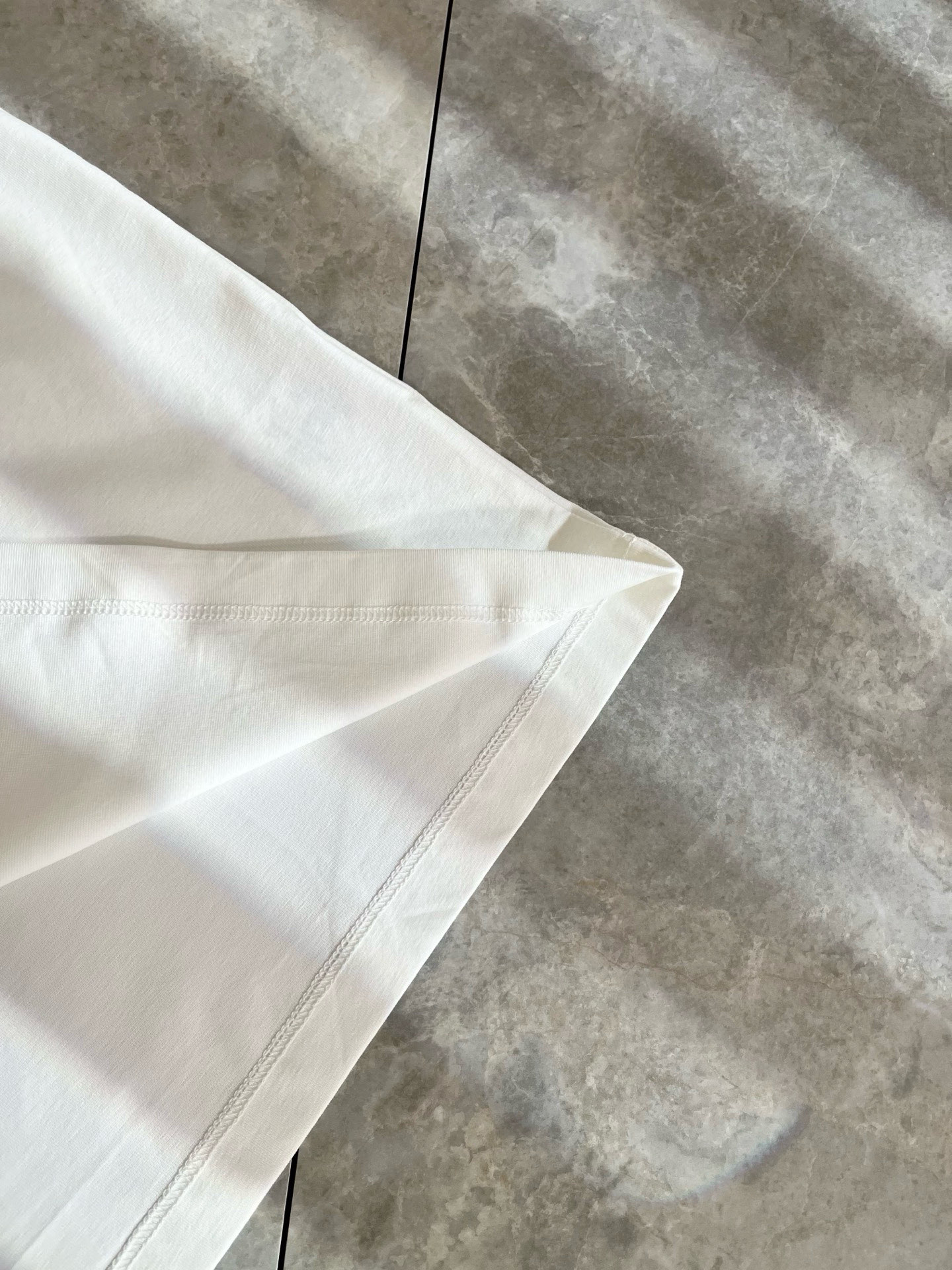 LouisVuitt*路易*登 2025春夏全新系列单品上线，非常时髦前卫的一款男女同款短袖T恤，标识l