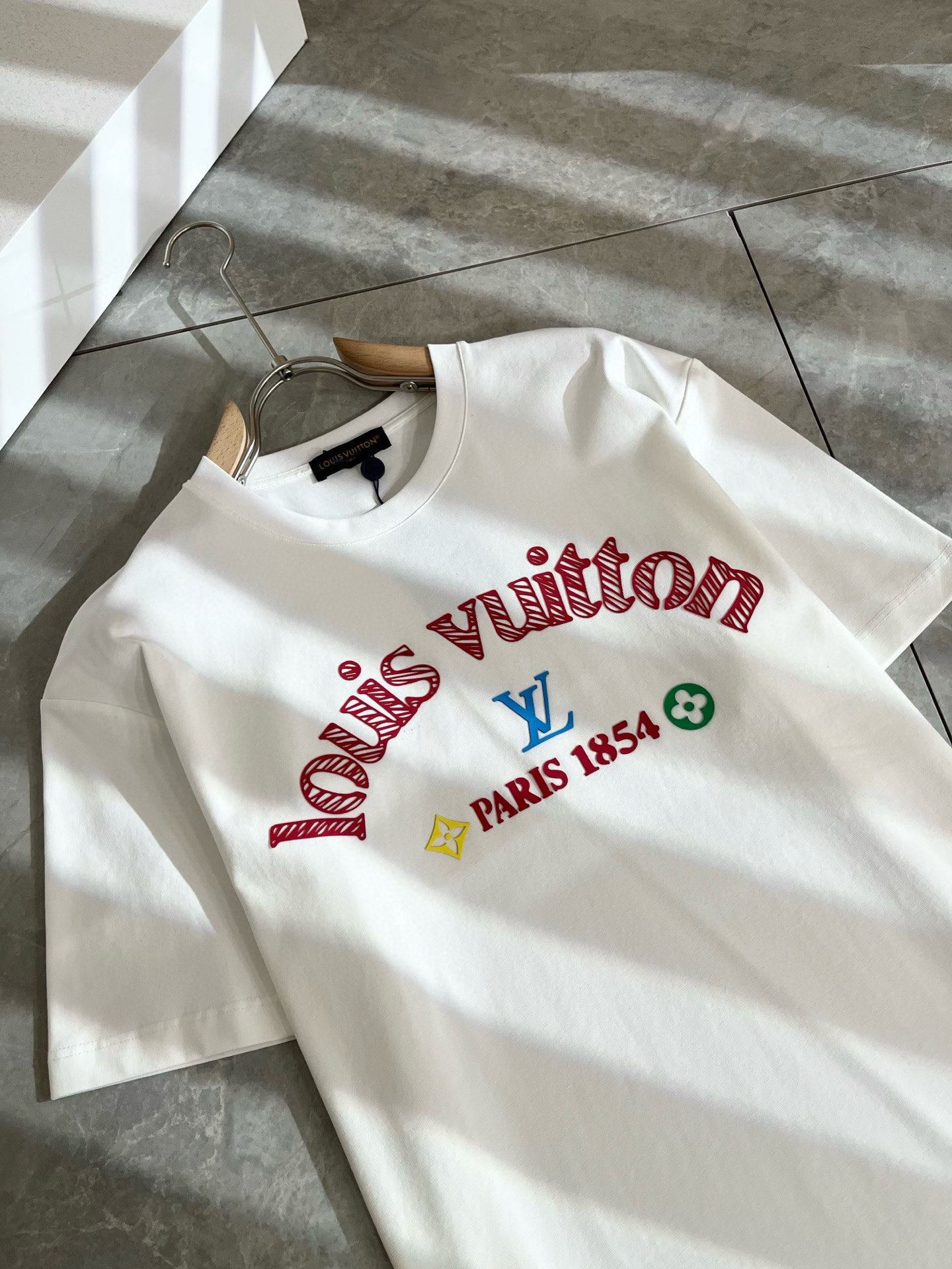 LouisVuitt*路易*登 2025春夏全新系列单品上线，非常时髦前卫的一款男女同款短袖T恤，标识l