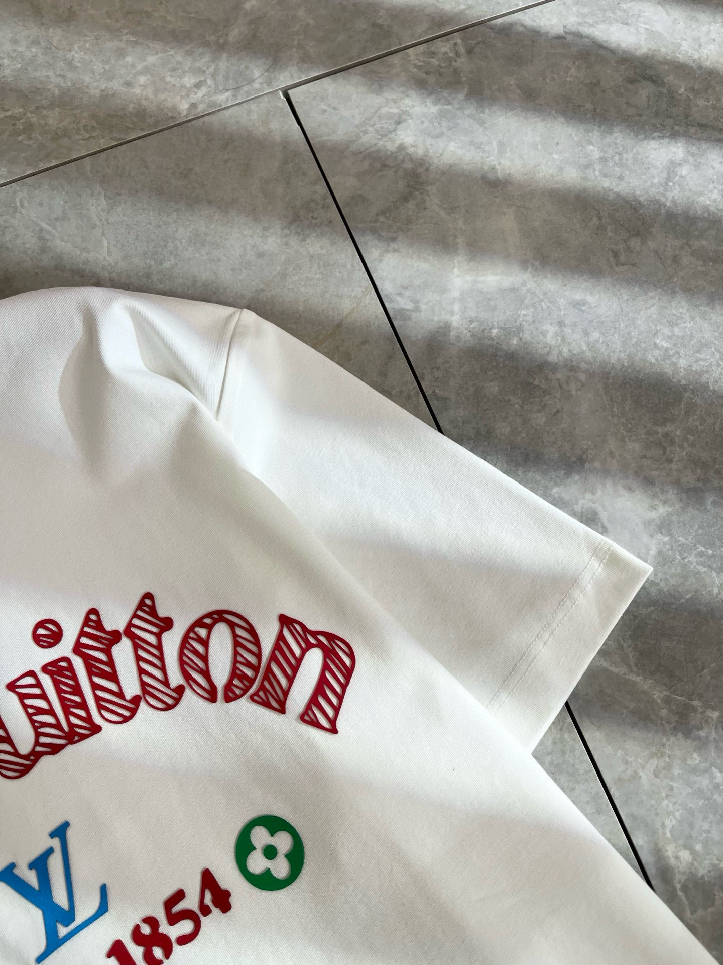 LouisVuitt*路易*登 2025春夏全新系列单品上线，非常时髦前卫的一款男女同款短袖T恤，标识l