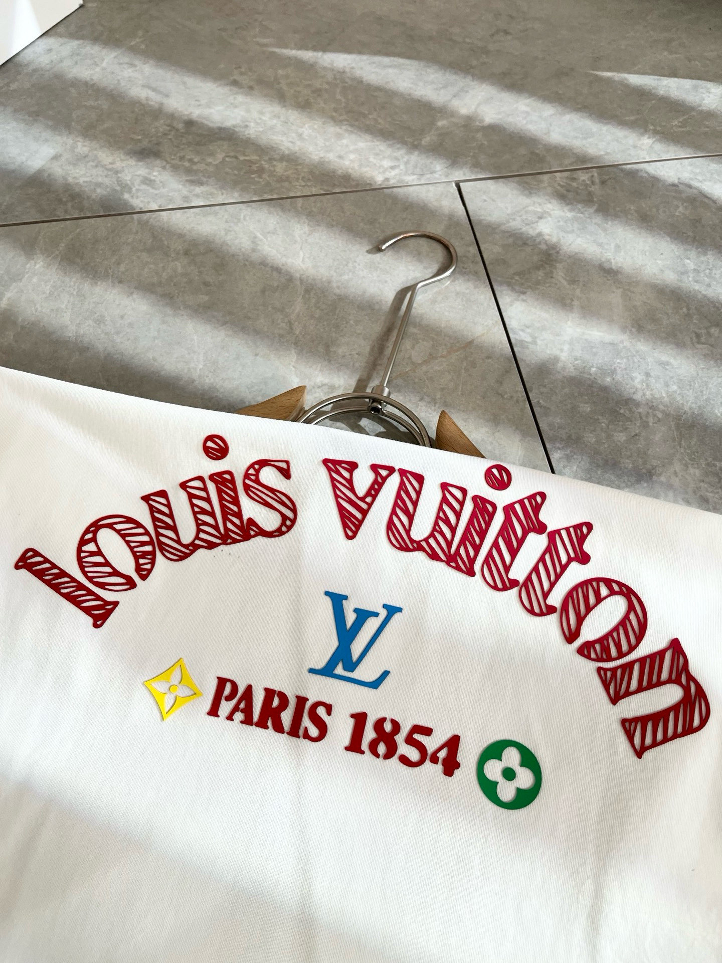 LouisVuitt*路易*登 2025春夏全新系列单品上线，非常时髦前卫的一款男女同款短袖T恤，标识l