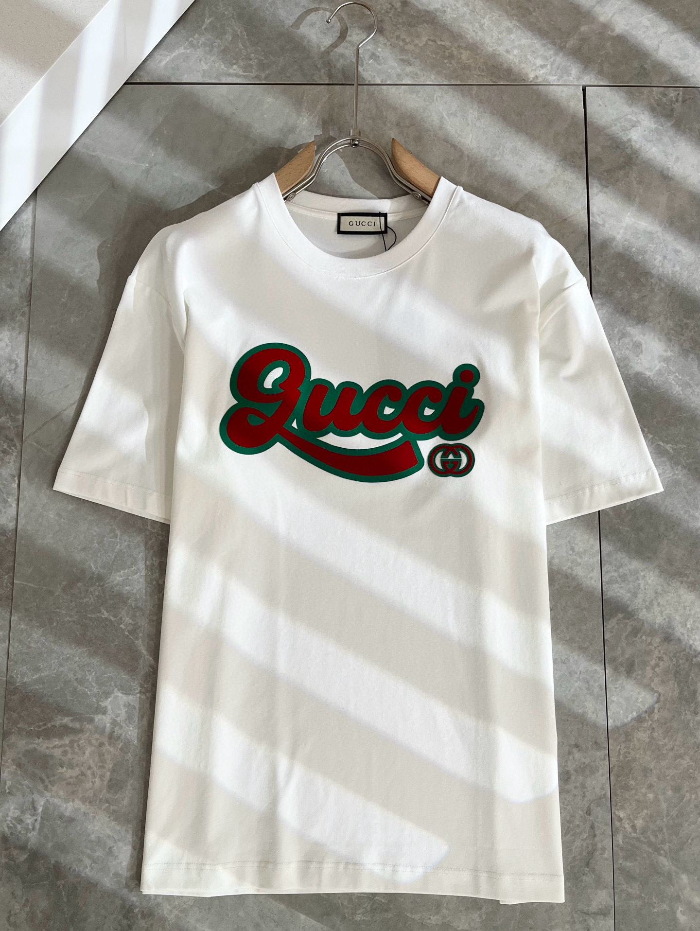 Gucc*古家 2025春夏新款男女同情侣款👫休闲宽松棉质圆领短袖T恤衫！贸易公司渠道稀出，同步官网发售