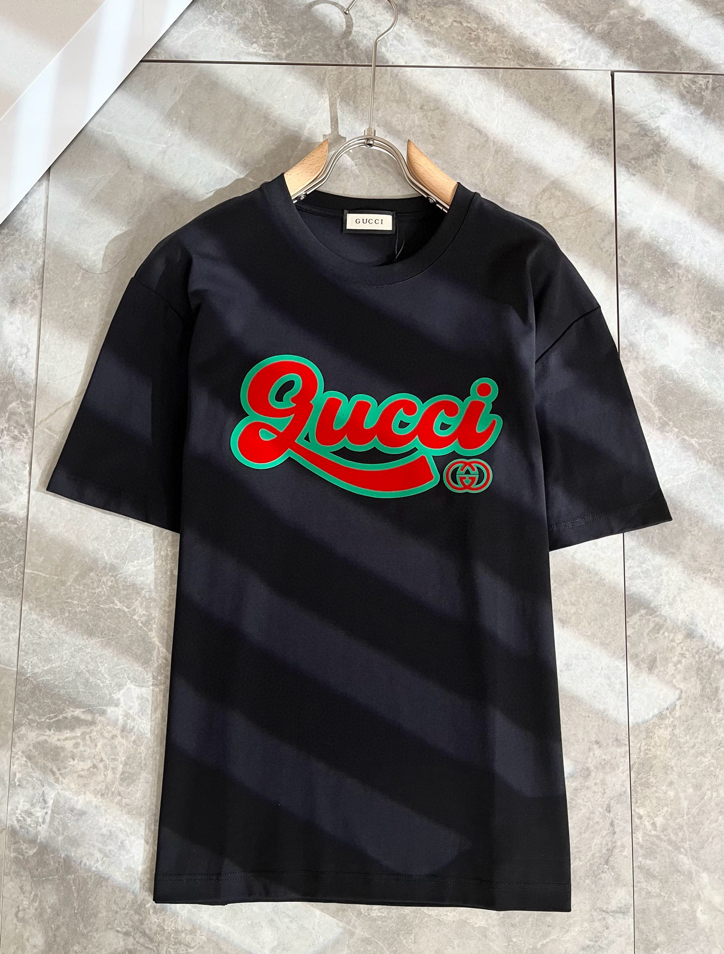 Gucc*古家 2025春夏新款男女同情侣款👫休闲宽松棉质圆领短袖T恤衫！贸易公司渠道稀出，同步官网发售