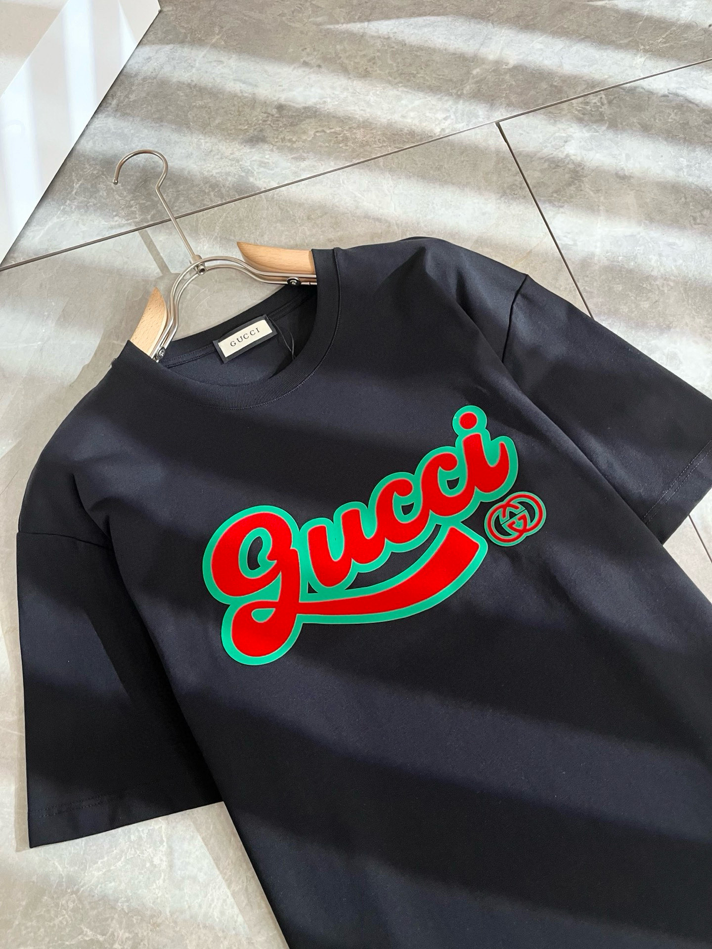 Gucc*古家 2025春夏新款男女同情侣款👫休闲宽松棉质圆领短袖T恤衫！贸易公司渠道稀出，同步官网发售