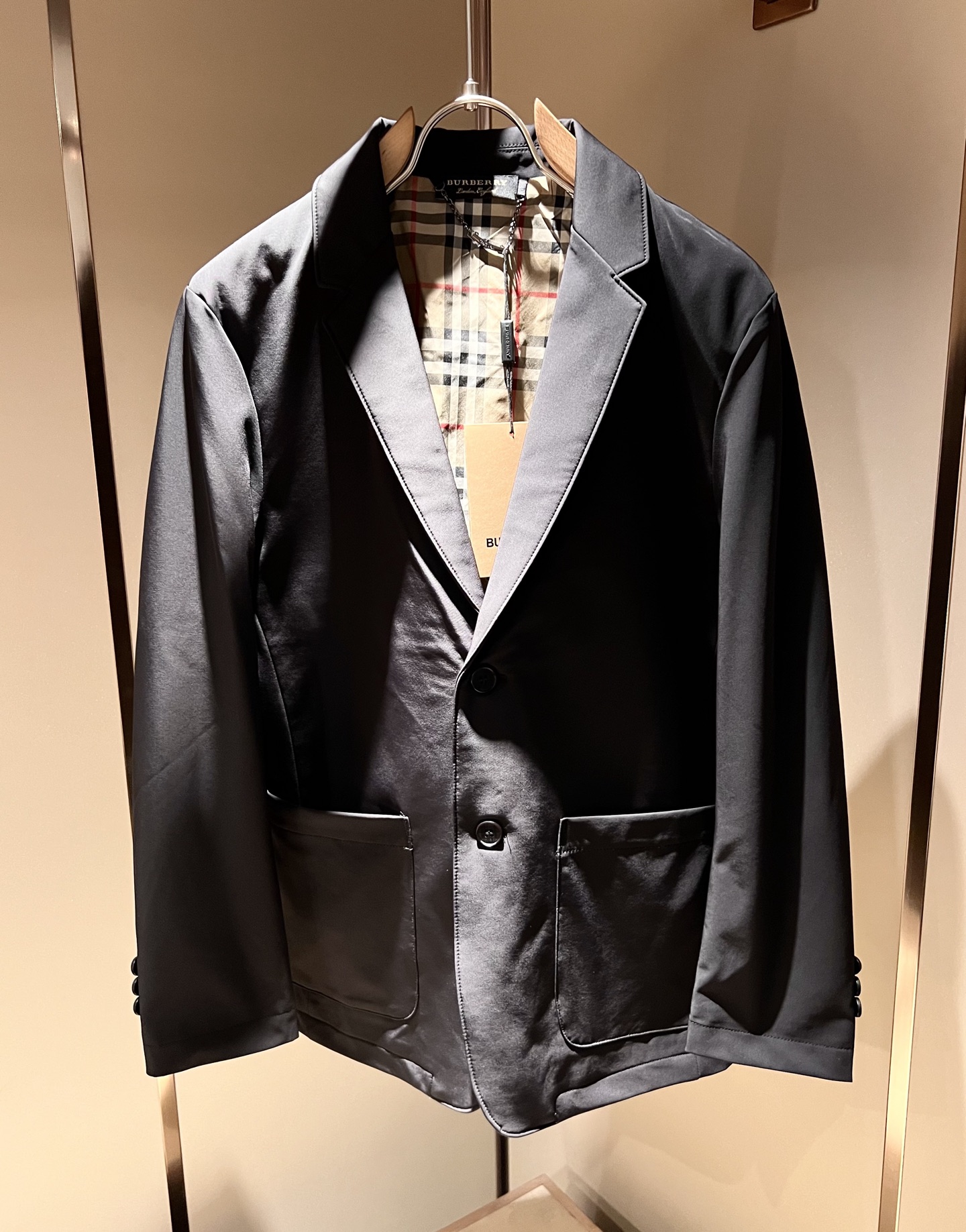 NO:514087,Bur*erry 2025 autumn new classic men's suit jacket, brand classic plaid design elements!  Neither monotonous nor complicated, it shows taste just right!  Customized original stretch spandex fabrics are available for customer!  Comfortable and breathable are no problem at all. The unique high luxury of the fabric presents a simple and elegant temperament!  Classic logo edge series!  Standard cut design!  Every detail is a synchronized with high-end fashion. Size: M-3XL, burberry, jackets & coats, jackets & coats, business suit, alexander wang19860909Bur*erry 巴*莉 2025秋季新款经典男士西装夹克外套,品牌经典格子设计元素！既不单调也不复杂,恰到好处的展现品味！客供定制原版弹力氨纶面料！舒适透气根本不在话下,面料独具的高奢感呈现简约优雅气质！经典标识包边系列！标准裁剪设计！每一处细节都是与高端时尚同步的体现.尺码:M-3XL,,burberry,jackets & coats,jackets & coats,business suit,alexander wang,Men's clothing