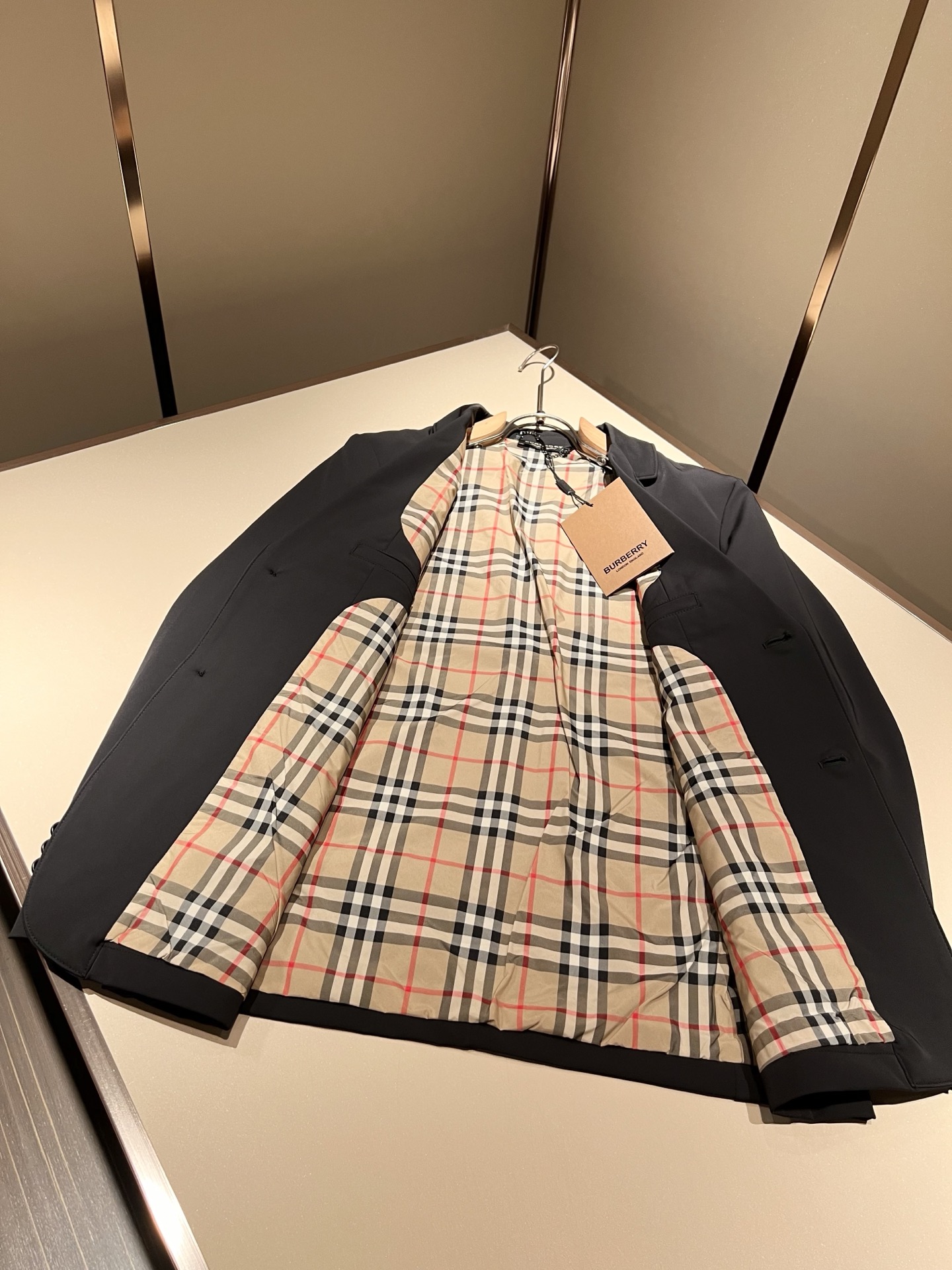 Bur*erry 巴*莉 2025秋季新款经典男士西装夹克外套，品牌经典格子设计元素！既不单调也不复杂,