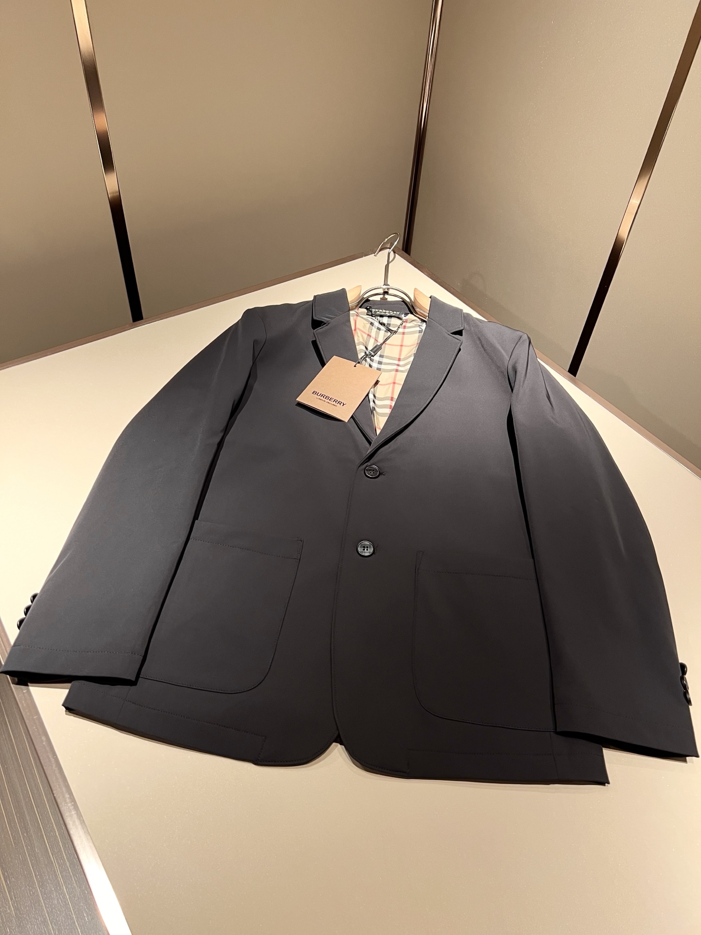Bur*erry 巴*莉 2025秋季新款经典男士西装夹克外套，品牌经典格子设计元素！既不单调也不复杂,