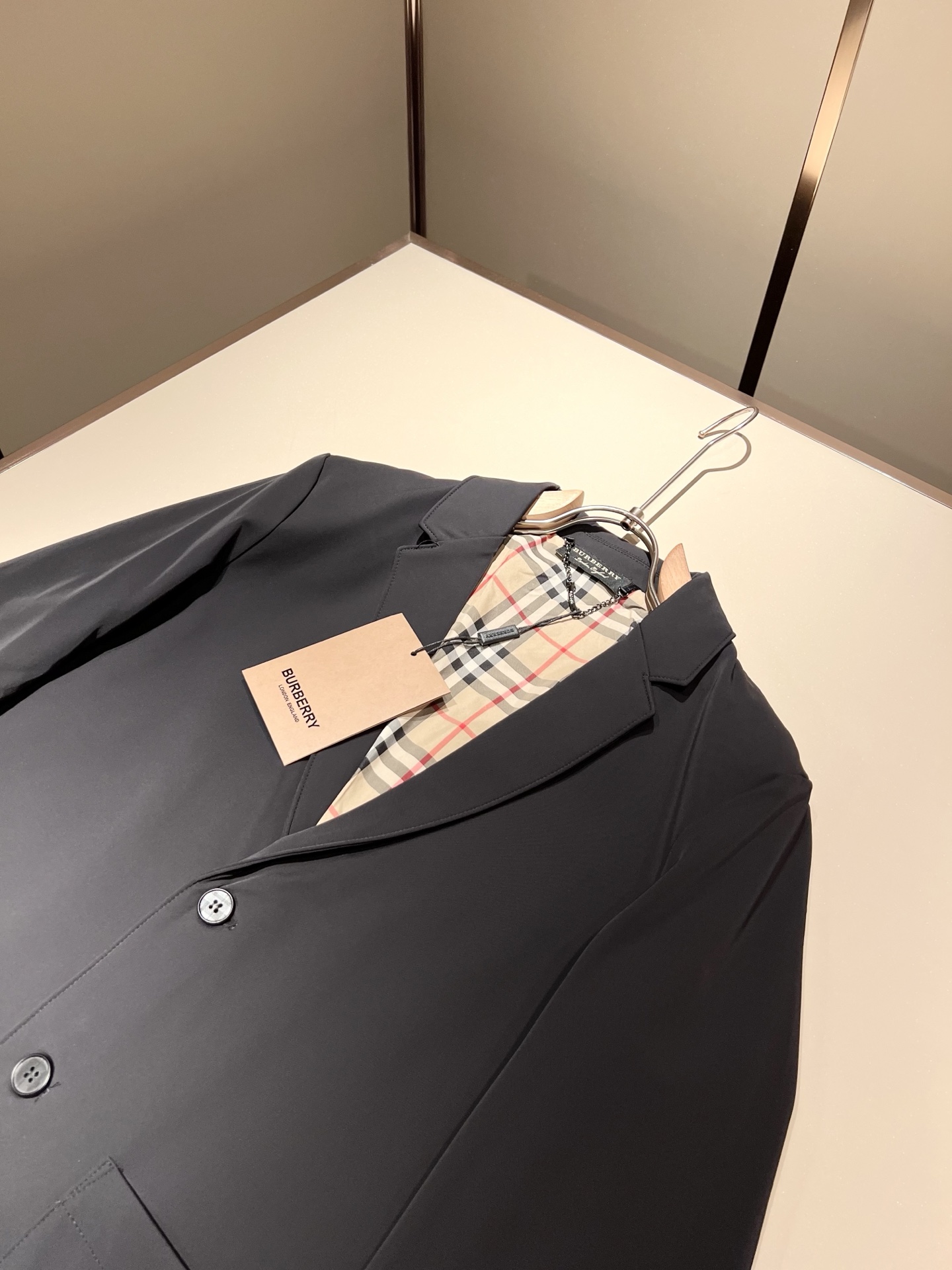 Bur*erry 巴*莉 2025秋季新款经典男士西装夹克外套，品牌经典格子设计元素！既不单调也不复杂,