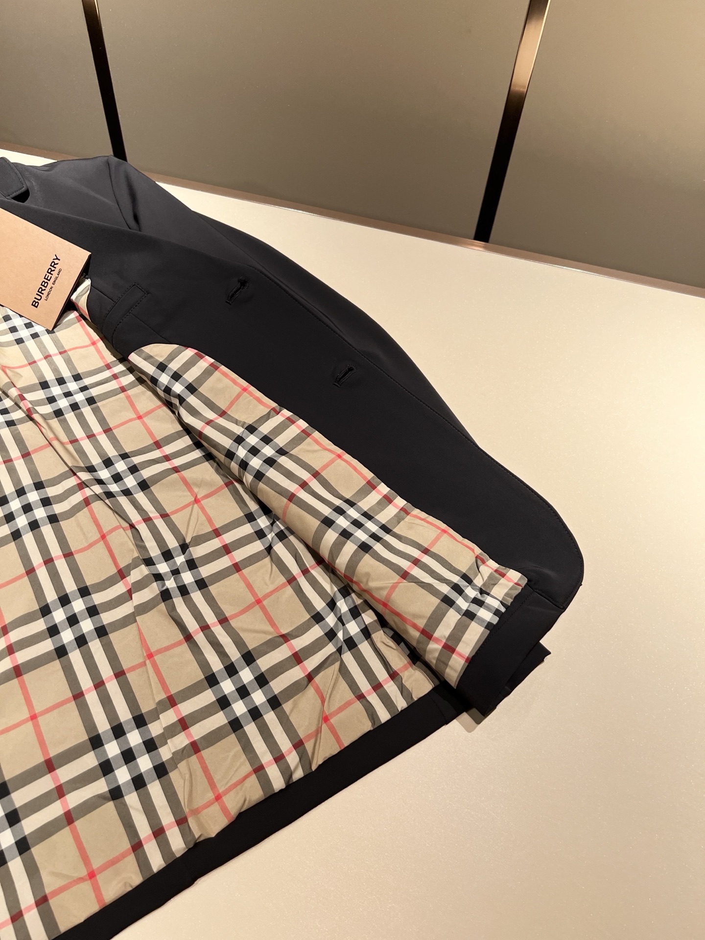 Bur*erry 巴*莉 2025秋季新款经典男士西装夹克外套，品牌经典格子设计元素！既不单调也不复杂,