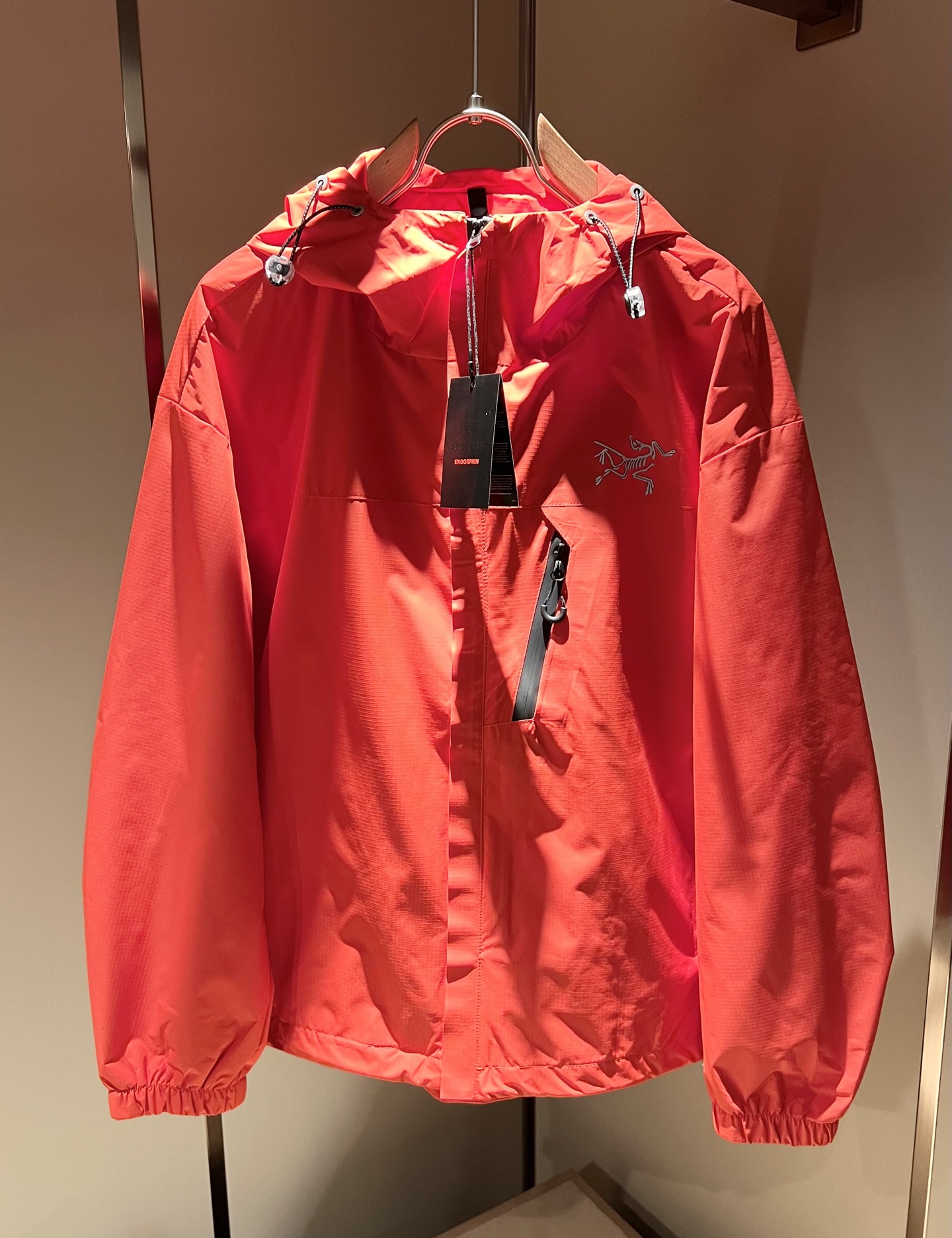 NO:514093,ARCTER*X Original Archaeological Bird 2025 autumn and winter new men and women's same jacket jacket, outdoor brands may first think of Canadian goose and Archaeological Bird. It gives people a feeling of trying out the label!  In addition to being quite accomplished in style design, the most obvious or most expert should be to have deeper and unique insights and attainments in fabrics. Through continuous structural research and problem-solving, and characterized by unique research on fabrics, these alone are enough to support it to become the first new logo brand image in the clothing manufacturing industry. This model is made of quick-drying fabric!  Through precision, the hand feels smooth and soft, and both has natural beauty and comfort. The large body style is cut cleanly and cleanly, and the fabric shows a different hazy structural beauty. It is made of exclusive mold customization. The fabric and its technology test the workers, can be smooth and smooth without wrinkles!  Chest logo pattern glue-press design!  It really tests the handmade work of every master!  It makes the overall clean and neat, without leaving any thread. Now the neutrality that pursues life is more refined in life!  Size M-3XL, arc'teryx,jackets & coats,jackets & coats,alexander wang19860909ARCTER*X始*祖鸟 2025秋冬新款男女同款夹克外套,户外品牌可能大家第一想到的就是加拿大鹅、始祖鸟.给人一种标签试的感觉！除了在款式设计上颇有造诣之外,最明显或者说最为拿手的,应该就是在面料上的拥有更深独特见解跟造诣了.通过不断地结构研究和问题处理,在以面料独特研究为特征,仅凭这些就已经足以支撑其成为服装制造行业中,首屈可数的新标志品牌形象.此款采用速干面料材质！通过精工手感细滑柔软,同时兼具自然美感跟舒适度.大身上版型裁剪简洁干净,面料上显现出了不一样朦胧的结构性美感来.独家开模定制而成,面料及其考验工人的技术,能做到平整服帖又不起皱！胸前logo图案压胶设计！真的是很考验每位师傅的手工制作！使得整体干净利索,不留一丝线头.现在对于生活有所追求的中性也在生活中更为精致！尺码M-3XL,arc'teryx,jackets & coats,jackets & coats,alexander wang,Men's clothing