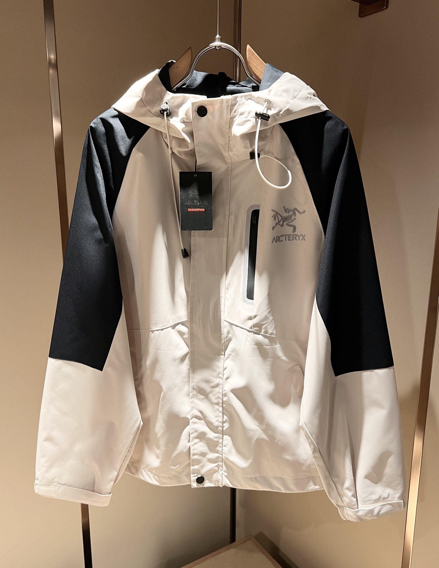 NO:514099,ARCTER*X Original Archaeological Bird 2025 autumn and winter new men and women's same jacket jacket, outdoor brands may first think of Canadian goose and Archaeological Bird. It gives people a feeling of trying out the label!  In addition to being quite accomplished in style design, the most obvious or most expert should be to have deeper and unique insights and attainments in fabrics. Through continuous structural research and problem-solving, and characterized by unique research on fabrics, these alone are enough to support it to become the first-rate new logo brand image in the clothing manufacturing industry. This model is made of quick-drying fabric!  Through precision, the hand feels smooth and soft, and both has natural beauty and comfort. The large body style is cut cleanly and cleanly, and the fabric shows a different hazy structural beauty. It is made of exclusive mold customization. The fabric and its technology test the workers, can be smooth and smooth without wrinkles!  Chest logo pattern glue-press design!  It really tests the handmade work of every master!  It makes the overall clean and neat, without leaving any thread. Now the neutrality that pursues life is more refined in life!  Size M-3XL, arc'teryx,jackets & coats,jackets & coats,alexander wang19860909ARCTER*X始*祖鸟 2025秋冬新款男女同款夹克外套,户外品牌可能大家第一想到的就是加拿大鹅、始祖鸟.给人一种标签试的感觉！除了在款式设计上颇有造诣之外,最明显或者说最为拿手的,应该就是在面料上的拥有更深独特见解跟造诣了.通过不断地结构研究和问题处理,在以面料独特研究为特征,仅凭这些就已经足以支撑其成为服装制造行业中,首屈可数的新标志品牌形象.此款采用速干面料材质！通过精工手感细滑柔软,同时兼具自然美感跟舒适度.大身上版型裁剪简洁干净,面料上显现出了不一样朦胧的结构性美感来.独家开模定制而成,面料及其考验工人的技术,能做到平整服帖又不起皱！胸前logo图案压胶设计！真的是很考验每位师傅的手工制作！使得整体干净利索,不留一丝线头.现在对于生活有所追求的中性也在生活中更为精致！尺码M-3XL,arc'teryx,jackets & coats,jackets & coats,alexander wang,Men's clothing