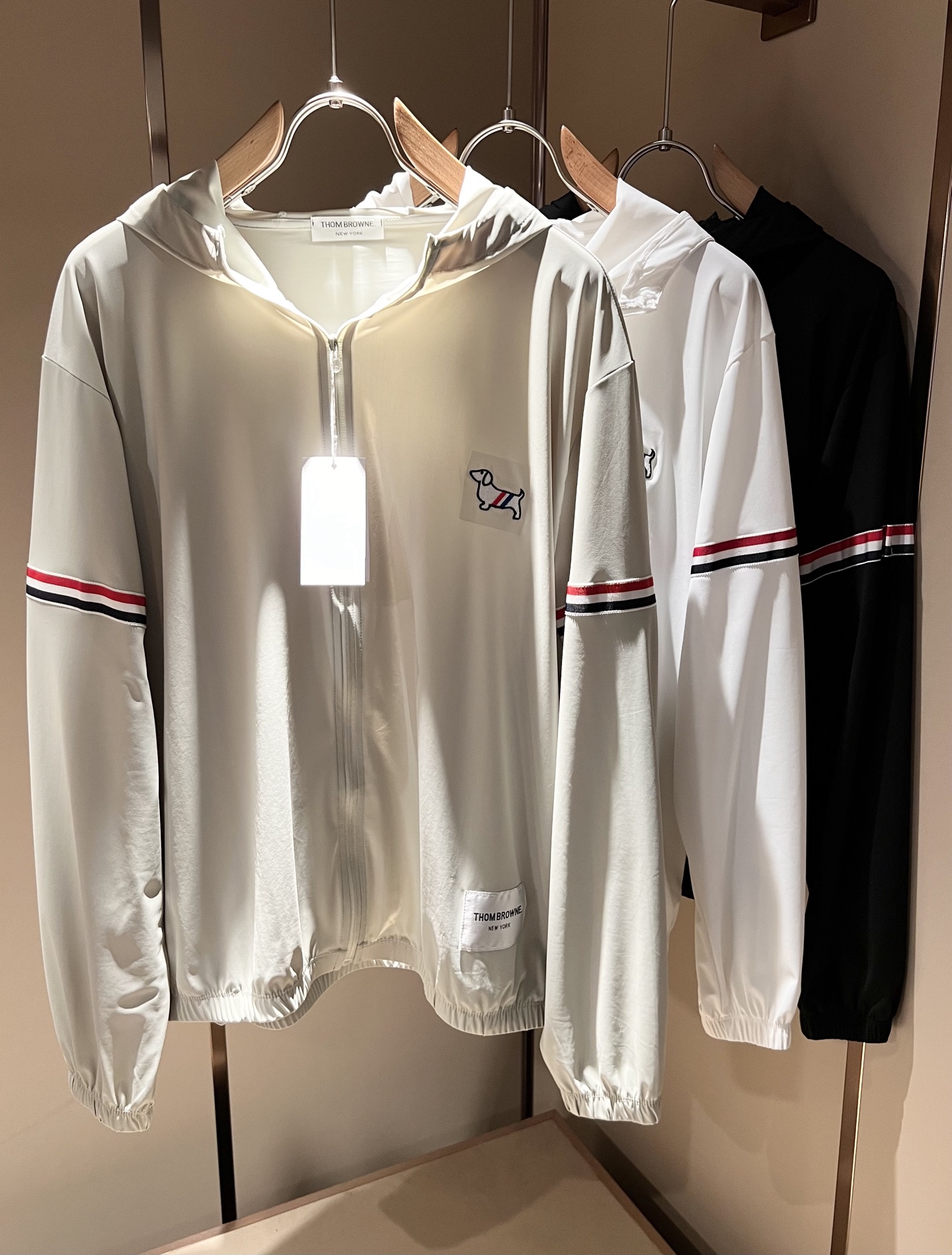 NO:514105,ThomBrow*e Tom*Long 2025 Spring and Summer New Jacket Jacket!  This year's new counter products, super soft fabrics for men, cool and sunscreen jackets. Fashionable and urban versatile models, will definitely be super popular this year. A must-have artifact for summer, quick-drying clothes, easy to carry, folded to a little bit of volume, quickly dehydrated and dry after washing, the upper body is breathable and fashionable and beautiful. The special fabrics are all ultra-thin polyester fiber fabrics imported from the UK, with a light luster, unique texture, soft and smooth feel, which is not a product that ordinary fabrics can compare with. Conventional hooded design, hem design splicing iconic webbing modification!  Very charming design, with no lining inner seam and edging technology, very detailed, it is very difficult to make such a thin fabric, and it is a very technical one. Details determine the high-end. The minimalist seasonal design elements, a must-have item for trendy men, a perfect slim fit style, highly recommended!  Size M-3XL, Jackets & coats, Jackets & coats, Hats, Alexander wang19860909ThomBrow*e汤姆*朗2025春夏新款夹克外套！今年的专柜新品,男士超软面料帅酷爆款 防晒衣外套.时尚都市百搭款,今年必定超火爆,夏季必备神器,速干衣,携带方便,折叠起来是一点点的体积,水洗后快速脱水干爽,上身透气而且时尚靓丽.特供面料都是英国进口的超薄聚酯纤维纤维面料,淡淡光泽,质感独特,手感柔嫩顺滑,不是一般面料所能对比的产品.常规的连帽设计,下摆设计拼接标志性织带修饰！非常极具魅力的设计,无里布内缝包边工艺,细节非常到位,这么薄的面料做出来非常有难度,要非常讲究技术的一款,细节决定高端.极简当季的设计元素,潮男必备单品,完美修身版型,强烈推荐！尺码M-3XL,,jackets & coats,jackets & coats,hats,alexander wang,Men's clothing