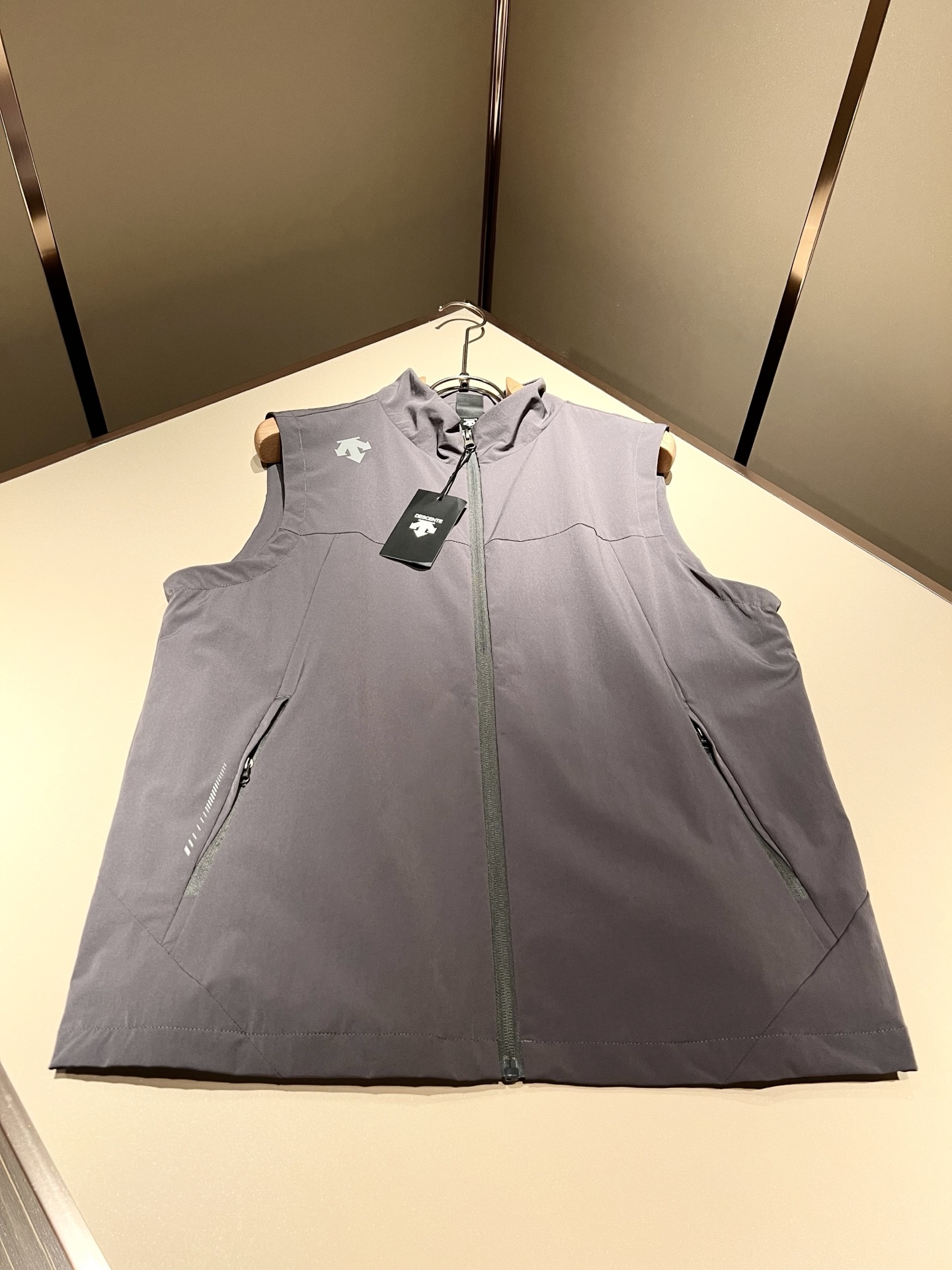 迪桑特DESCENTE，⚠️双面穿，2025秋冬新款男女同款马甲，自1935年荣耀至今的专业运动品牌。8