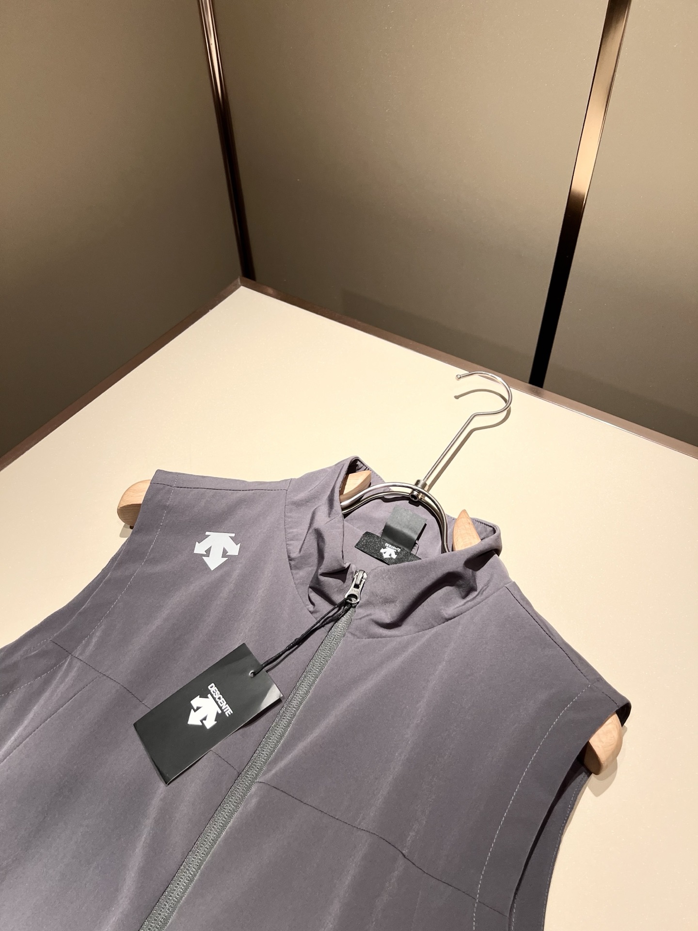 迪桑特DESCENTE，⚠️双面穿，2025秋冬新款男女同款马甲，自1935年荣耀至今的专业运动品牌。8