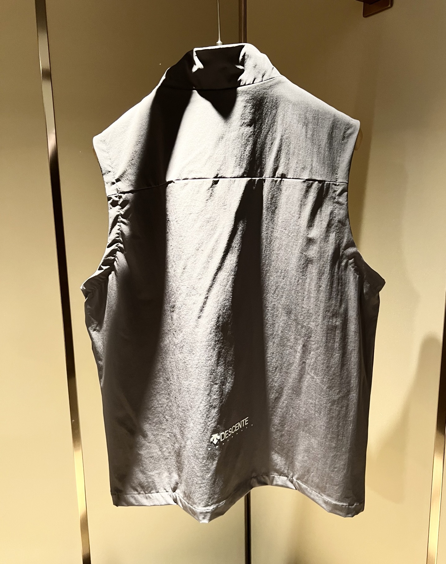 迪桑特DESCENTE，⚠️双面穿，2025秋冬新款男女同款马甲，自1935年荣耀至今的专业运动品牌。8