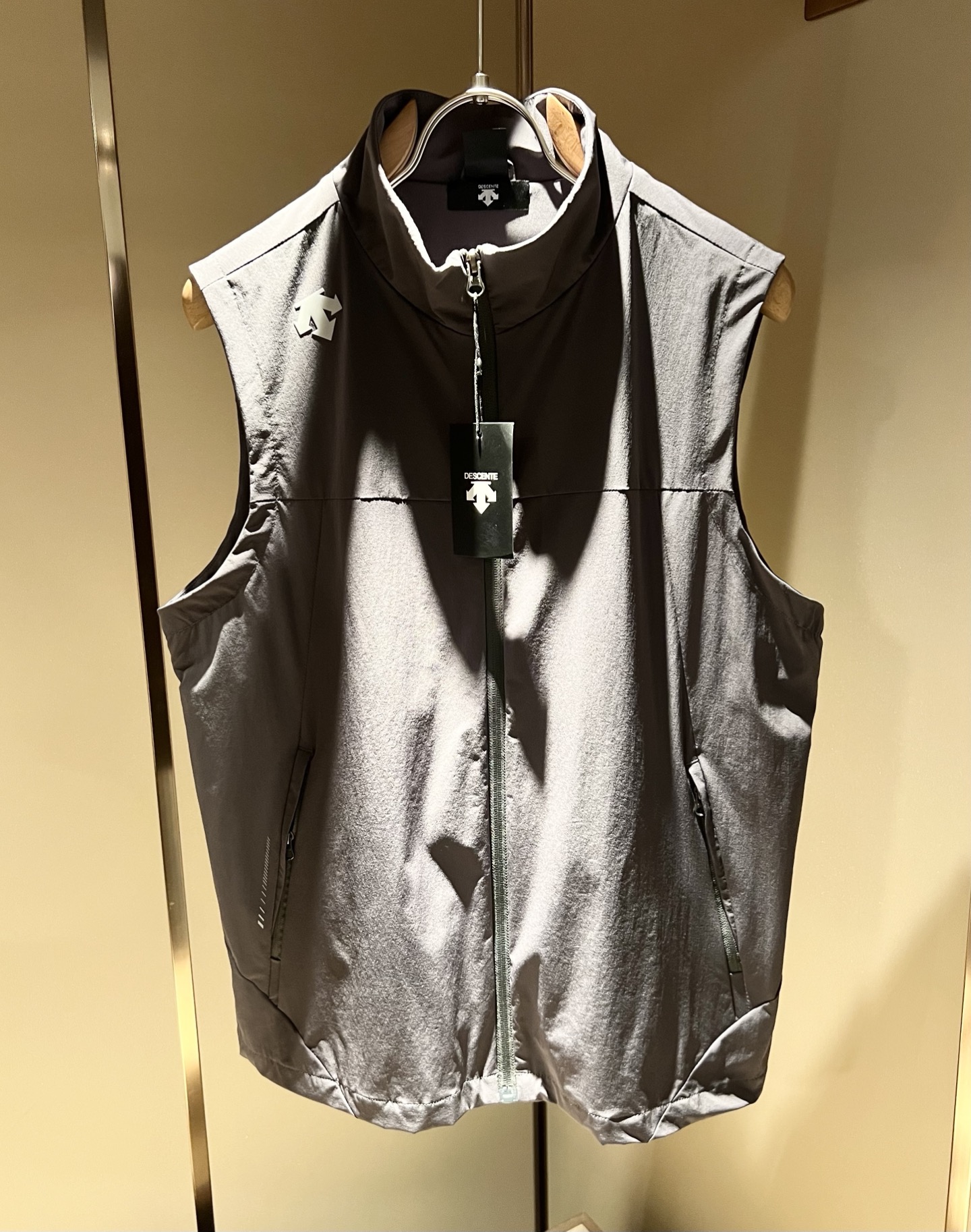 迪桑特DESCENTE，⚠️双面穿，2025秋冬新款男女同款马甲，自1935年荣耀至今的专业运动品牌。8