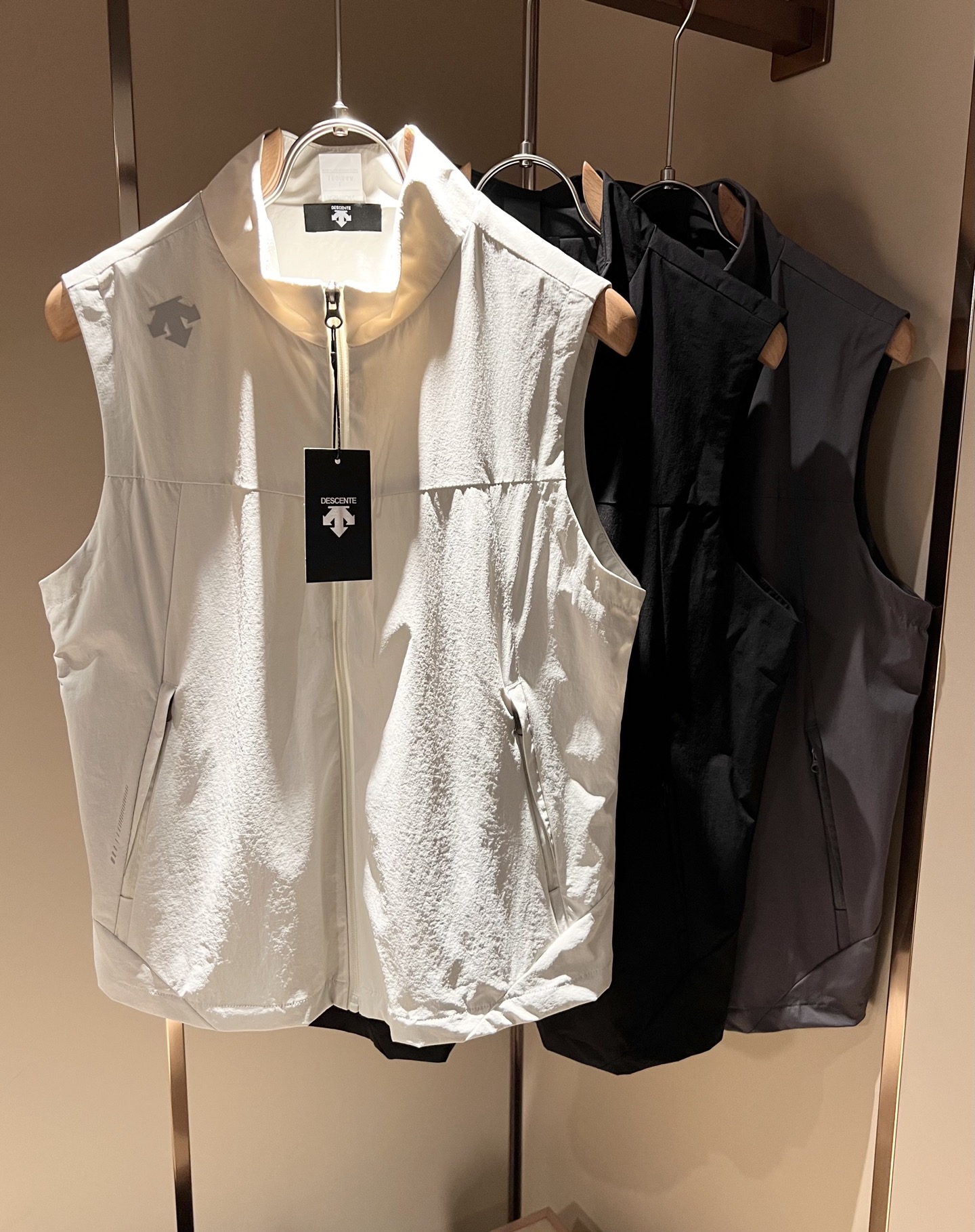 NO:514090,DESCENTE, double-sided wear, 2025 autumn and winter new men and women vests, a professional sports brand since 1935. For more than 80 years, it has always adhered to the 'Design That Moves' with the spirit of design-driven sports, integrating innovative technology with design aesthetics, and creating high-quality sports equipment in multiple professional fields such as skiing, golf, and triathlon!  The latest design elements of the brand!  Neither monotonous nor complicated, it shows taste just right!  Customer-supplied top-level logo pressing design!  Customized original polyester fabric!  Comfortable and breathable are no problem at all. The unique high luxury of the fabric presents a simple and elegant temperament!  Full three-dimensional! Standard cutting design!  Every detail is a synchronized with high-end fashion. Size: M-3XL, alexander wang19860909迪桑特DESCENTE,双面穿,2025秋冬新款男女同款马甲,自1935年荣耀至今的专业运动品牌.80余年来,始终坚持“Design That Moves” 以设计驱动运动的精神,将创新科技与设计美学相融合,在滑雪、高尔夫、铁人三项等多个专业领域,打造高品质的运动装备！品牌最新设计元素！既不单调也不复杂,恰到好处的展现品味！客供顶级logo压胶设计！定制原版聚酯纤维面料！舒适透气根本不在话下,面料独具的高奢感呈现简约优雅气质！饱满立体!标准裁剪设计！每一处细节都是与高端时尚同步的体现.尺码:M-3XL,,alexander wang,Men's clothing