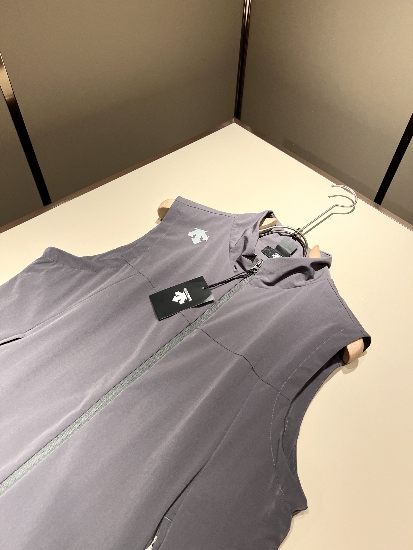 迪桑特DESCENTE，⚠️双面穿，2025秋冬新款男女同款马甲，自1935年荣耀至今的专业运动品牌。8