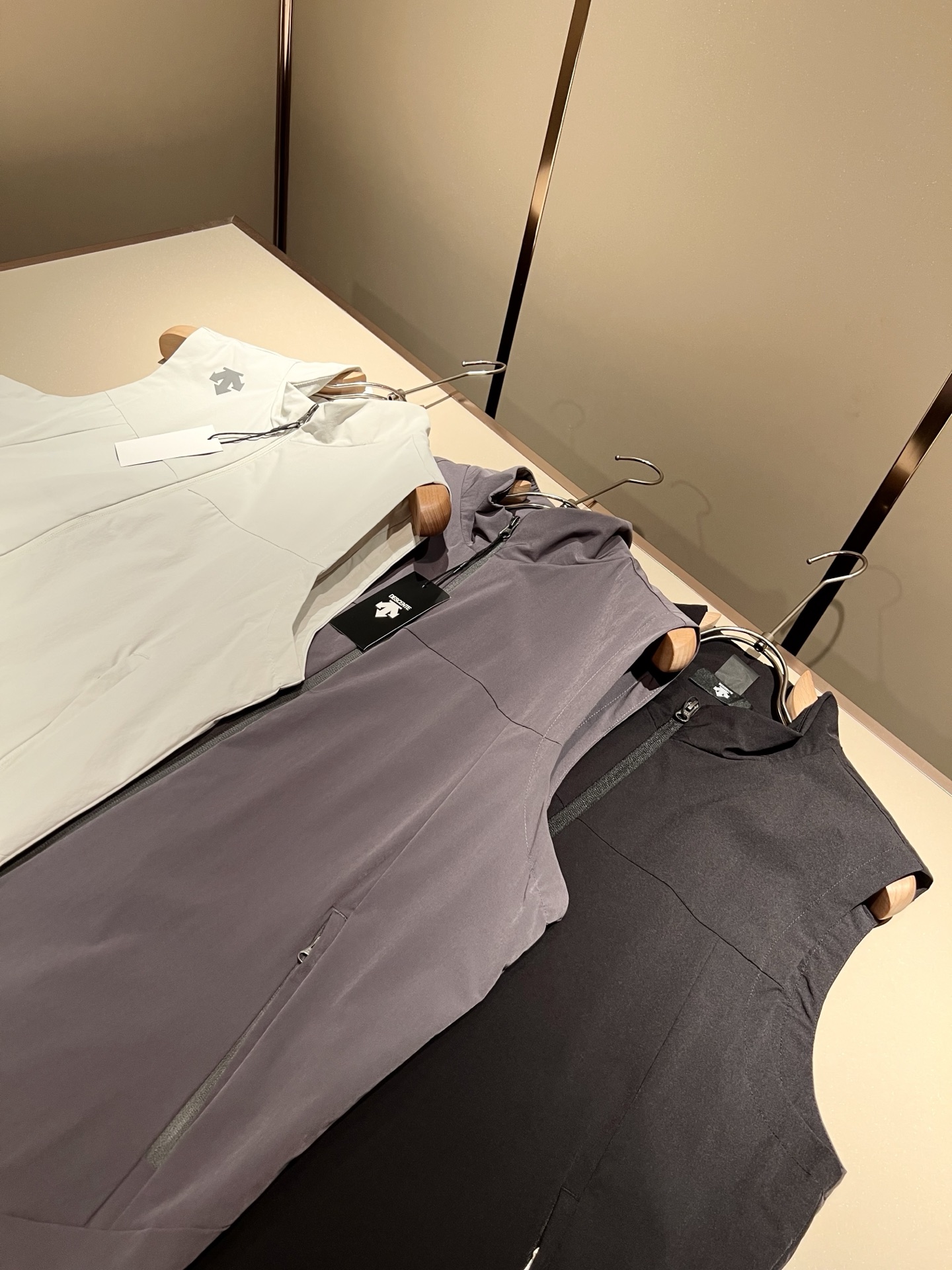 迪桑特DESCENTE，⚠️双面穿，2025秋冬新款男女同款马甲，自1935年荣耀至今的专业运动品牌。8