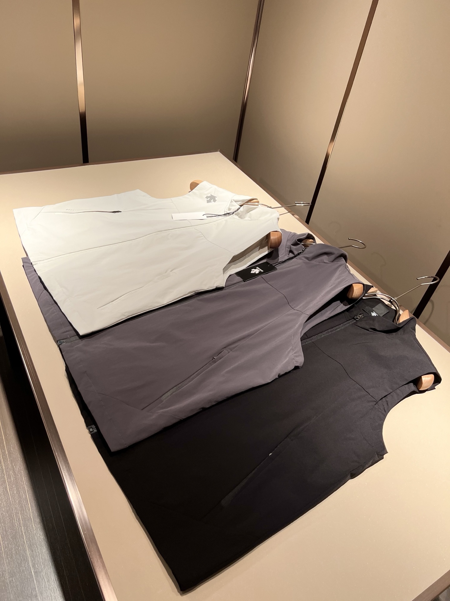 迪桑特DESCENTE，⚠️双面穿，2025秋冬新款男女同款马甲，自1935年荣耀至今的专业运动品牌。8