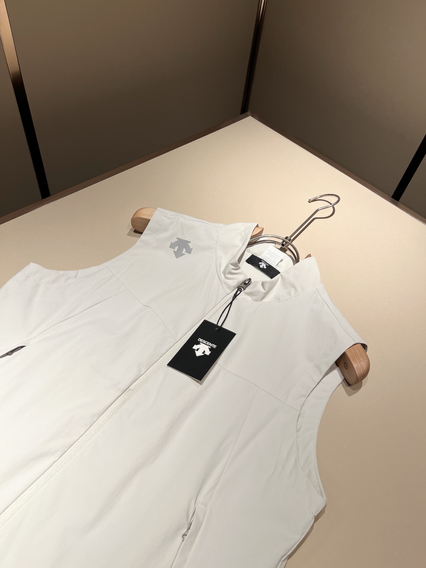 迪桑特DESCENTE，⚠️双面穿，2025秋冬新款男女同款马甲，自1935年荣耀至今的专业运动品牌。8