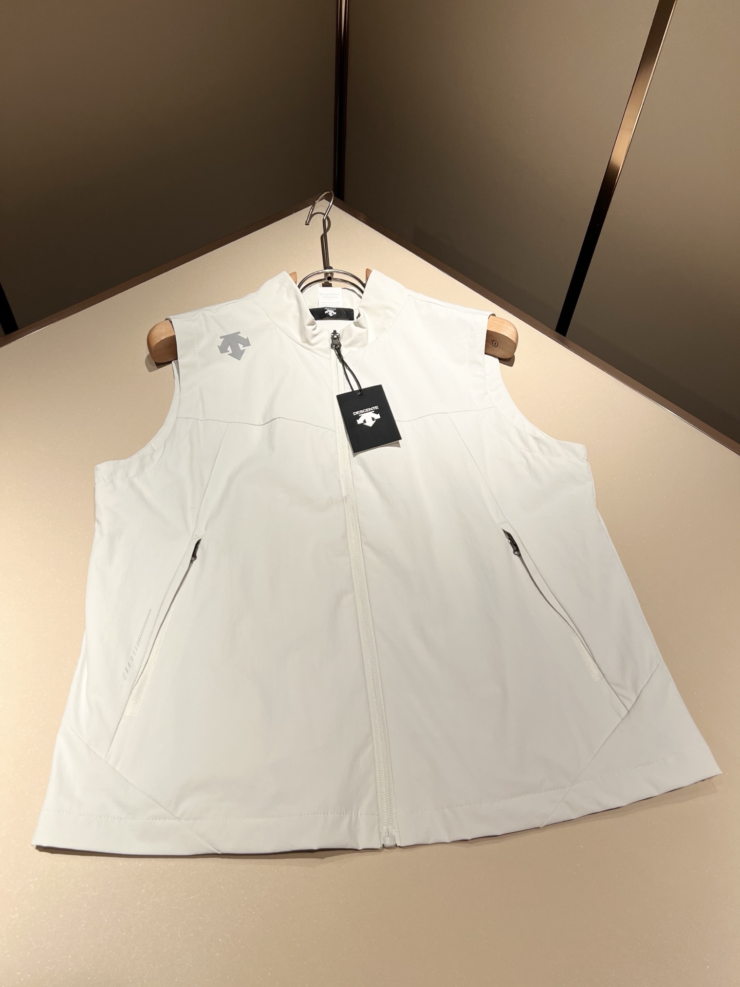 迪桑特DESCENTE，⚠️双面穿，2025秋冬新款男女同款马甲，自1935年荣耀至今的专业运动品牌。8