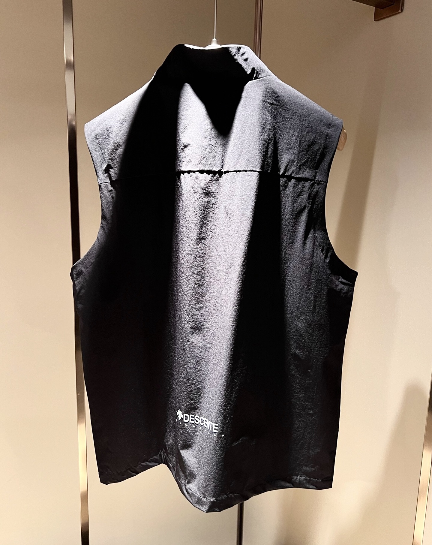 迪桑特DESCENTE，⚠️双面穿，2025秋冬新款男女同款马甲，自1935年荣耀至今的专业运动品牌。8