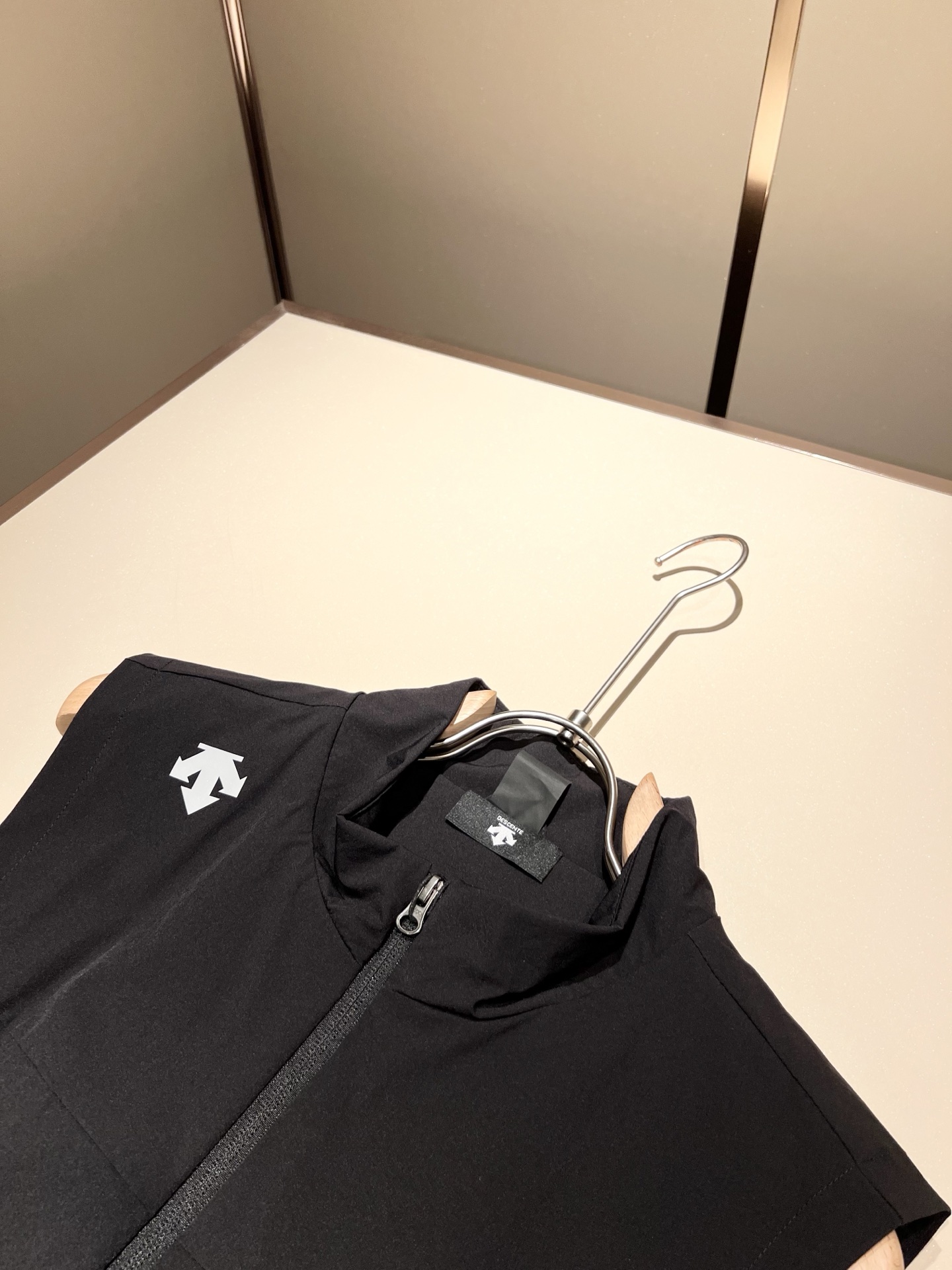 迪桑特DESCENTE，⚠️双面穿，2025秋冬新款男女同款马甲，自1935年荣耀至今的专业运动品牌。8