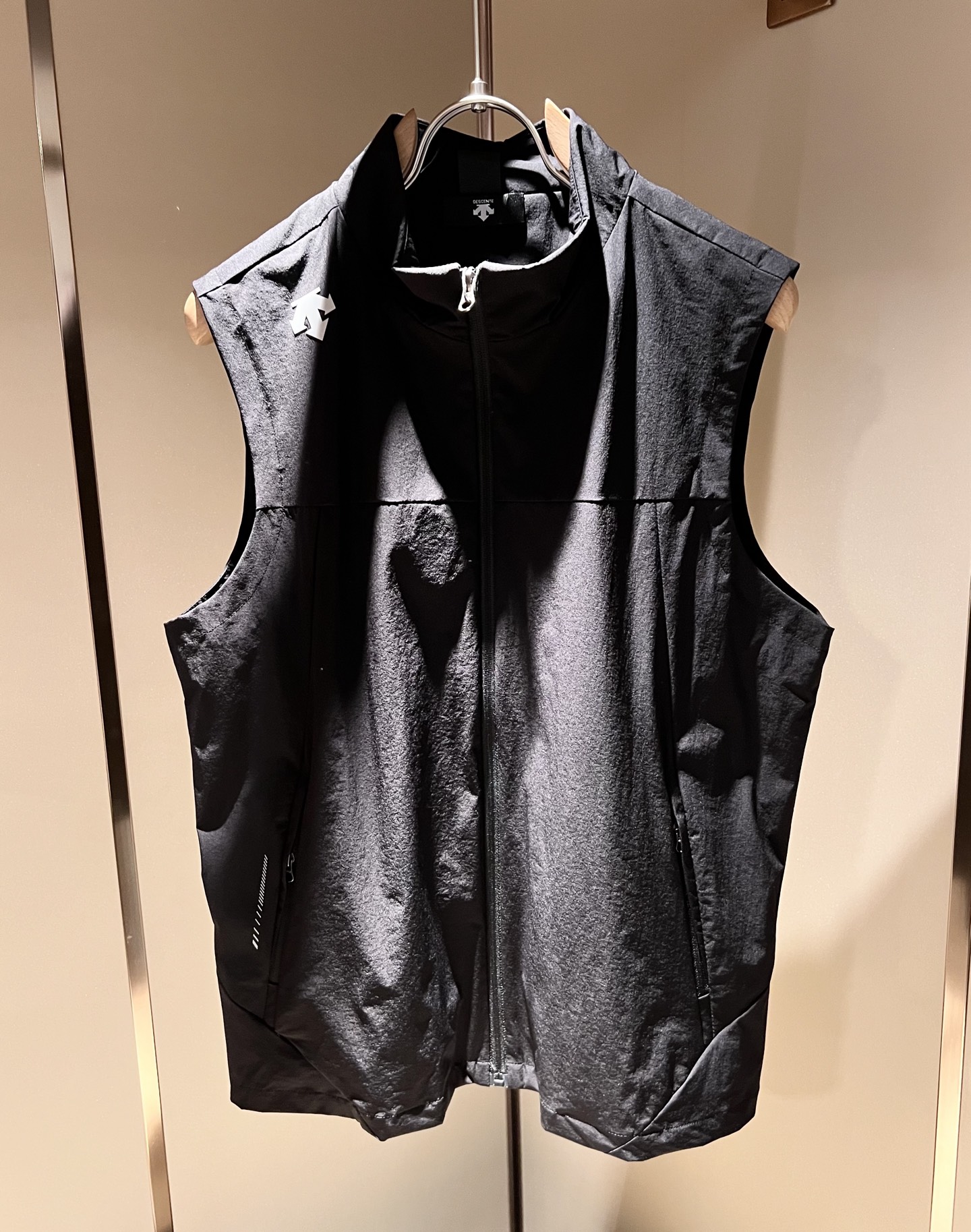 迪桑特DESCENTE，⚠️双面穿，2025秋冬新款男女同款马甲，自1935年荣耀至今的专业运动品牌。8