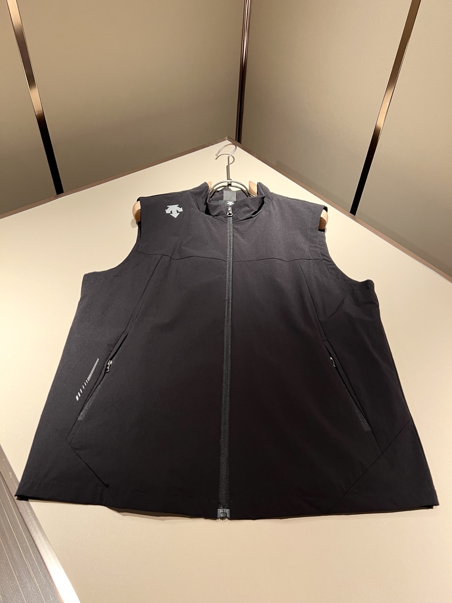 迪桑特DESCENTE，⚠️双面穿，2025秋冬新款男女同款马甲，自1935年荣耀至今的专业运动品牌。8