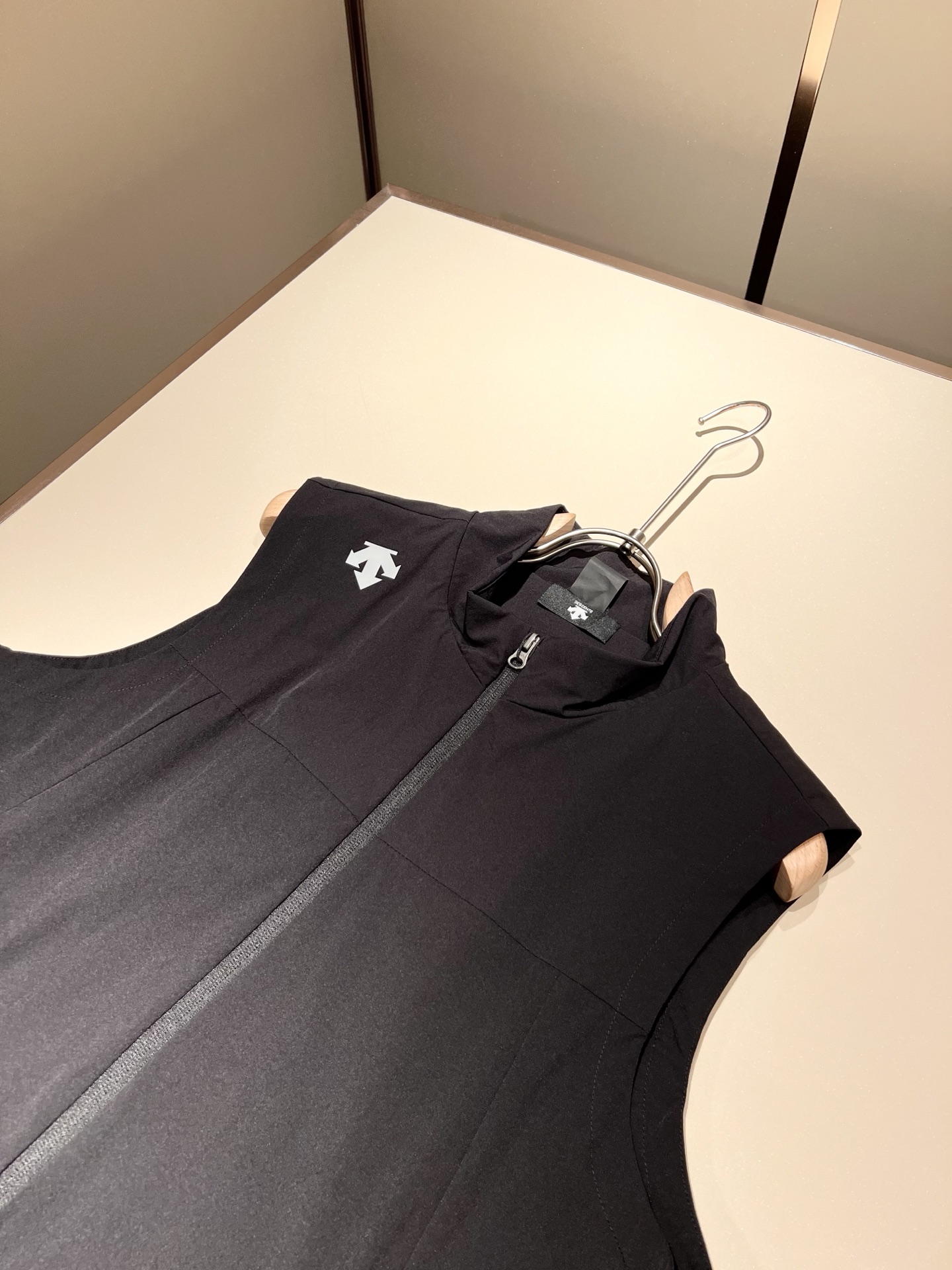 迪桑特DESCENTE，⚠️双面穿，2025秋冬新款男女同款马甲，自1935年荣耀至今的专业运动品牌。8