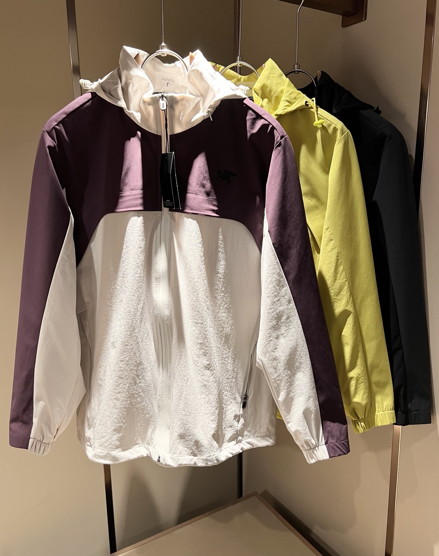 NO:514108,ARCTER*X Original Archaeological Bird 2025 autumn and winter new men and women's same jacket jacket, outdoor brands may first think of Canadian goose and Archaeological Bird. It gives people a feeling of trying out the label!  In addition to being quite accomplished in style design, the most obvious or most expert should be to have deeper and unique insights and attainments in fabrics. Through continuous structural research and problem-solving, and characterized by unique research on fabrics, these alone are enough to support it to become the first-rate new logo brand image in the clothing manufacturing industry. This model is made of quick-drying fabric!  Through precision, the hand feels smooth and soft, and both has natural beauty and comfort. The large body style is cut cleanly and cleanly, and the fabric shows a different hazy structural beauty. It is made of exclusive mold customization. The fabric and its technology test the workers, can be smooth and smooth without wrinkles!  Embroidery design on chest logo pattern!  It really tests the handmade work of every master!  It makes the overall clean and neat, without leaving any thread. Now the neutrality that pursues life is more refined in life!  Size M-3XL, arc'teryx,jackets & coats,jackets & coats,alexander wang19860909ARCTER*X始*祖鸟 2025秋冬新款男女同款夹克外套,户外品牌可能大家第一想到的就是加拿大鹅、始祖鸟.给人一种标签试的感觉！除了在款式设计上颇有造诣之外,最明显或者说最为拿手的,应该就是在面料上的拥有更深独特见解跟造诣了.通过不断地结构研究和问题处理,在以面料独特研究为特征,仅凭这些就已经足以支撑其成为服装制造行业中,首屈可数的新标志品牌形象.此款采用速干面料材质！通过精工手感细滑柔软,同时兼具自然美感跟舒适度.大身上版型裁剪简洁干净,面料上显现出了不一样朦胧的结构性美感来.独家开模定制而成,面料及其考验工人的技术,能做到平整服帖又不起皱！胸前logo图案刺绣设计！真的是很考验每位师傅的手工制作！使得整体干净利索,不留一丝线头.现在对于生活有所追求的中性也在生活中更为精致！尺码M-3XL,arc'teryx,jackets & coats,jackets & coats,alexander wang,Men's clothing