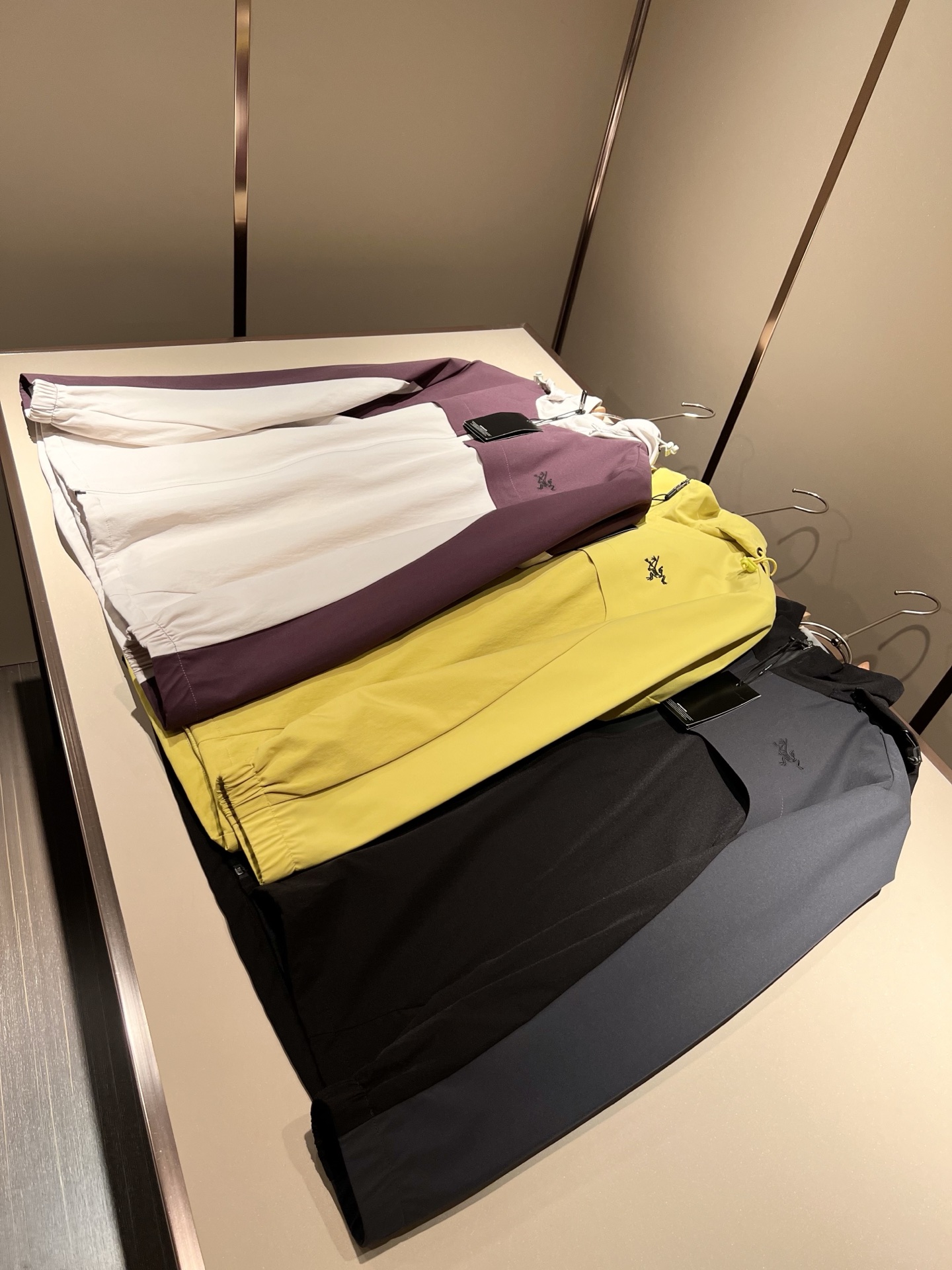 ARCTER*X始*祖鸟 2025秋冬新款男女同款👫夹克外套，户外品牌可能大家第一想到的就是加拿大鹅、始