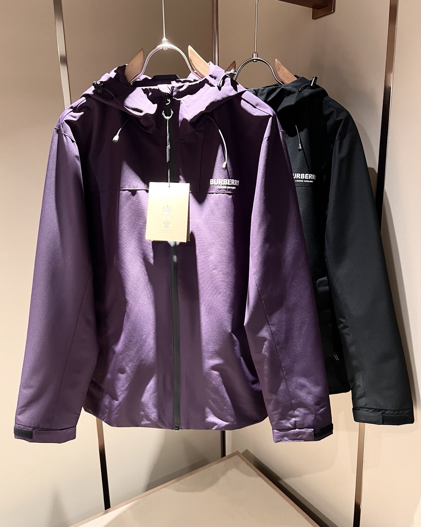 NO:514102,BURBER*Y BAR*Li’s new autumn and winter jacket is coming. It is made of a popular environmentally friendly polyester memory fabric recently. It is a high-end outdoor sports and leisure series, which is very popular!  The latest special material developed by BUR, memory fabric, is also called memory cloth, which refers to fabrics with morphological memory functions, and the breast logo pattern glue-pressing design!  Selling all versions on the market in seconds is not a level at all. Whether it is material, detail restoration and craftsmanship, you are not afraid of any challenges. Just to contribute wonderful products to everyone. As always, it is consistent. A style that implements the core concept of BUR tightly ties the plaid and fashion, always maintains perfection, a simple but not simple design style perfectly meets the outfit you need in daily life. Size: M-3XL, burberry, jackets & coats, jackets & coats, alexander wang19860909BURBER*Y巴*莉2025秋冬新品夹克外套重磅来袭,最近比较火热的环保聚酯纤维记忆面料制作而成,高端户外运动休闲系列,非常火热运动风潮！BUR最新研发的特殊材质,记忆面料也叫记忆布,是指具有形态记忆功能的面料,胸前logo图案压胶设计！秒杀市面上一切版本,只能说根本就不是一个级别的存在,不管是材质还是细节还原度以及工艺制作方面,不惧任何挑战,只为给大家奉献绝妙产物一如既往,始终如一,贯彻了BUR核心理念的一个款式将格纹与时尚紧紧的捆绑在一起,时刻保持完美,简约而不简单的的设计风格,完美的满足了你日常所需要的穿搭.尺码:M-3XL,,burberry,jackets & coats,jackets & coats,alexander wang,Men's clothing