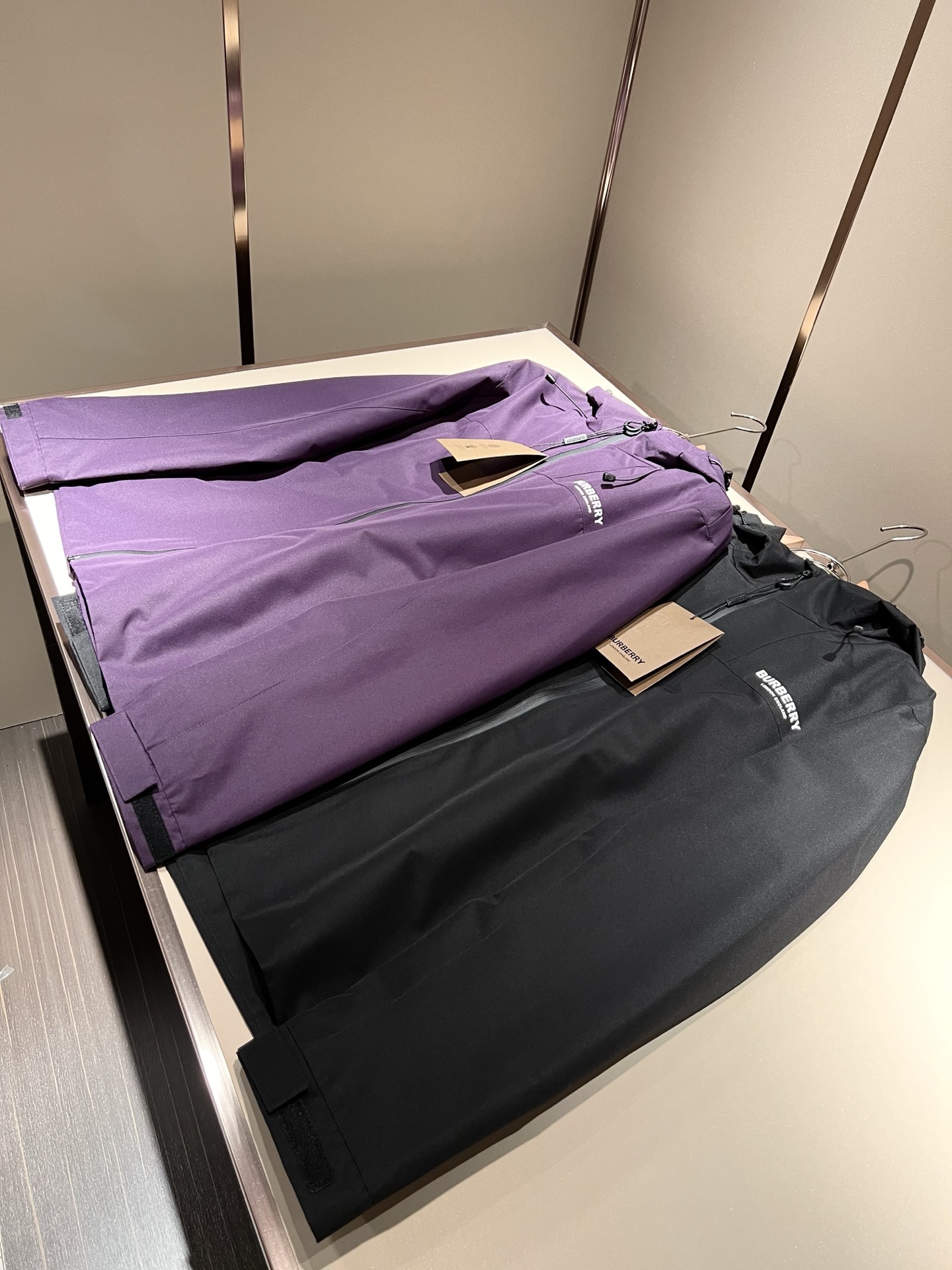 BURBER*Y巴*莉2025秋冬新品夹克外套重磅来袭，最近比较火热的环保聚酯纤维记忆面料制作而成，高端