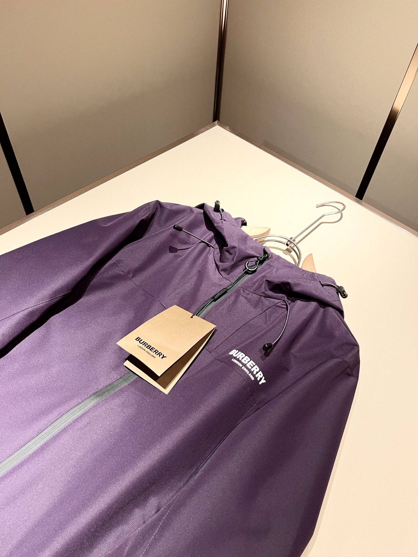 BURBER*Y巴*莉2025秋冬新品夹克外套重磅来袭，最近比较火热的环保聚酯纤维记忆面料制作而成，高端